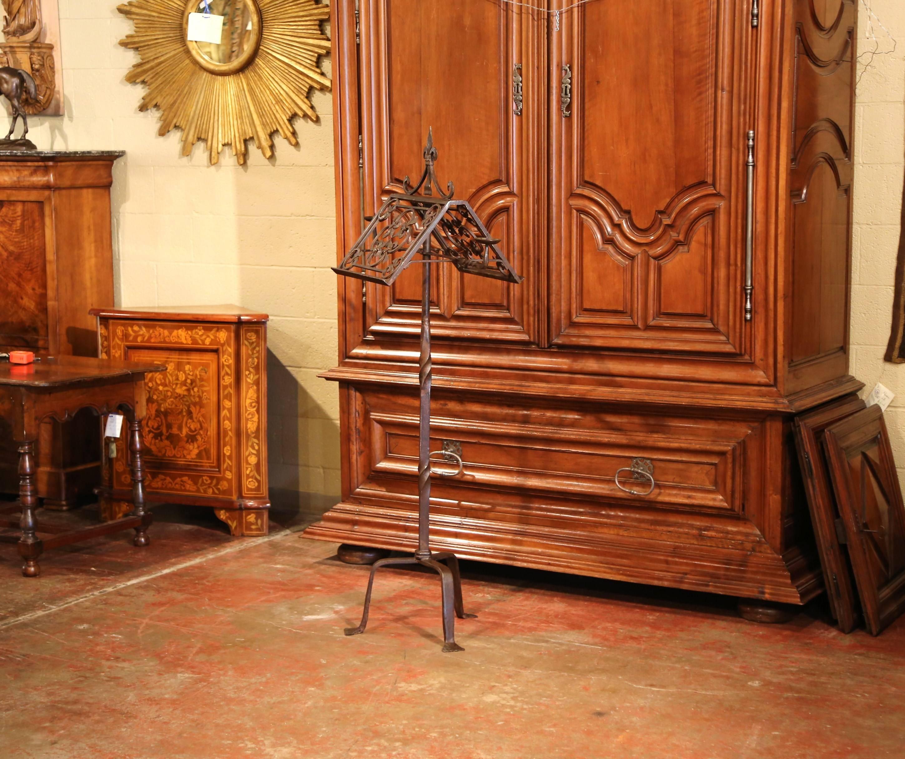 19th Century French Two-Side Forged Iron Music Stand Lectern with Fleur-de-Lys In Excellent Condition In Dallas, TX