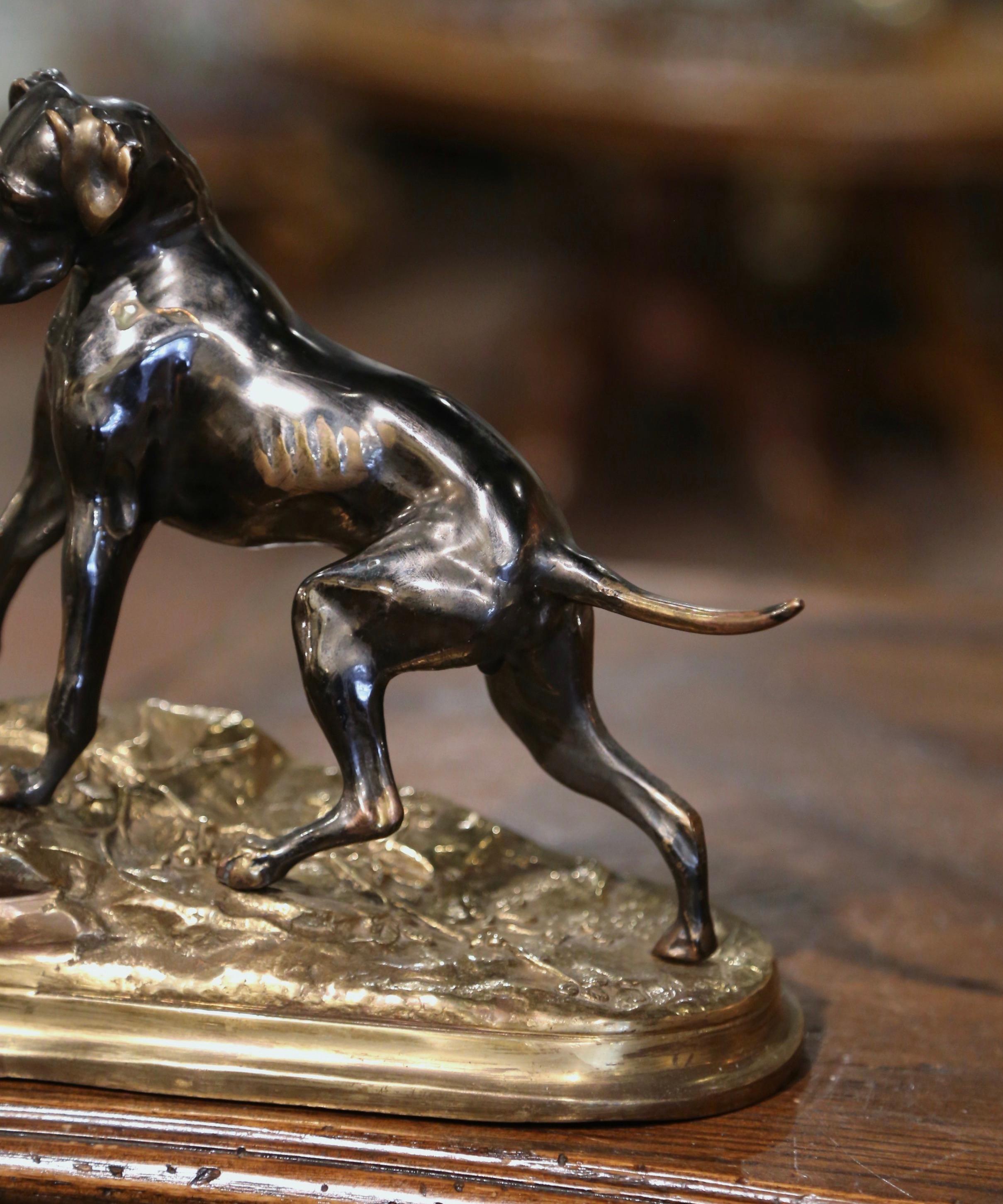 Français Sculpture en bronze bicolore du 19e siècle représentant un chien et un lapin, signée Jules Moigniez en vente