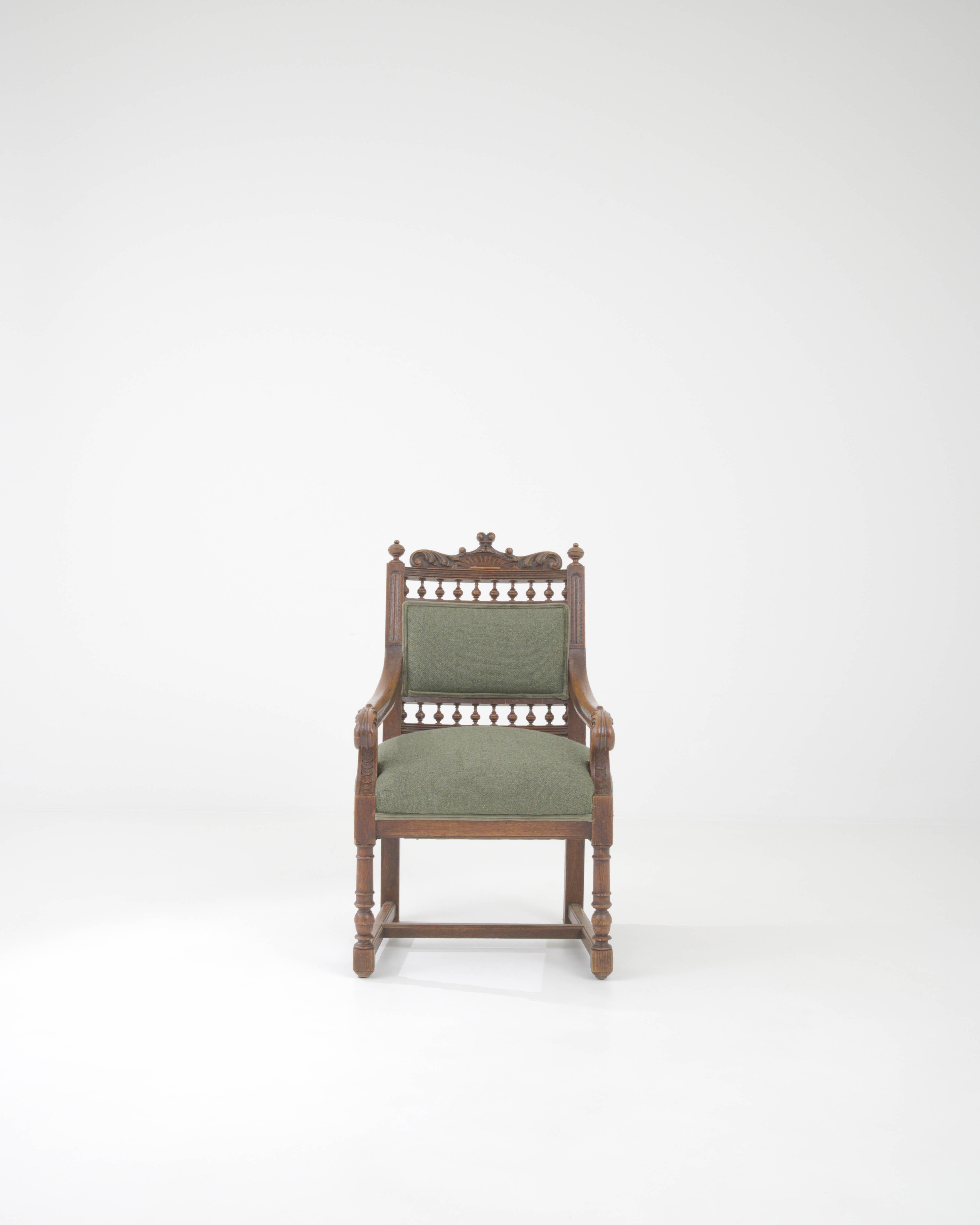 Der exquisite französische Polstersessel aus dem 19. Jahrhundert ist ein Paragon für antike Raffinesse und Komfort. Dieser königliche Sitz ist eine Symphonie aus fachmännischer Handwerkskunst und klassischem Stil, mit reich gedrechselten