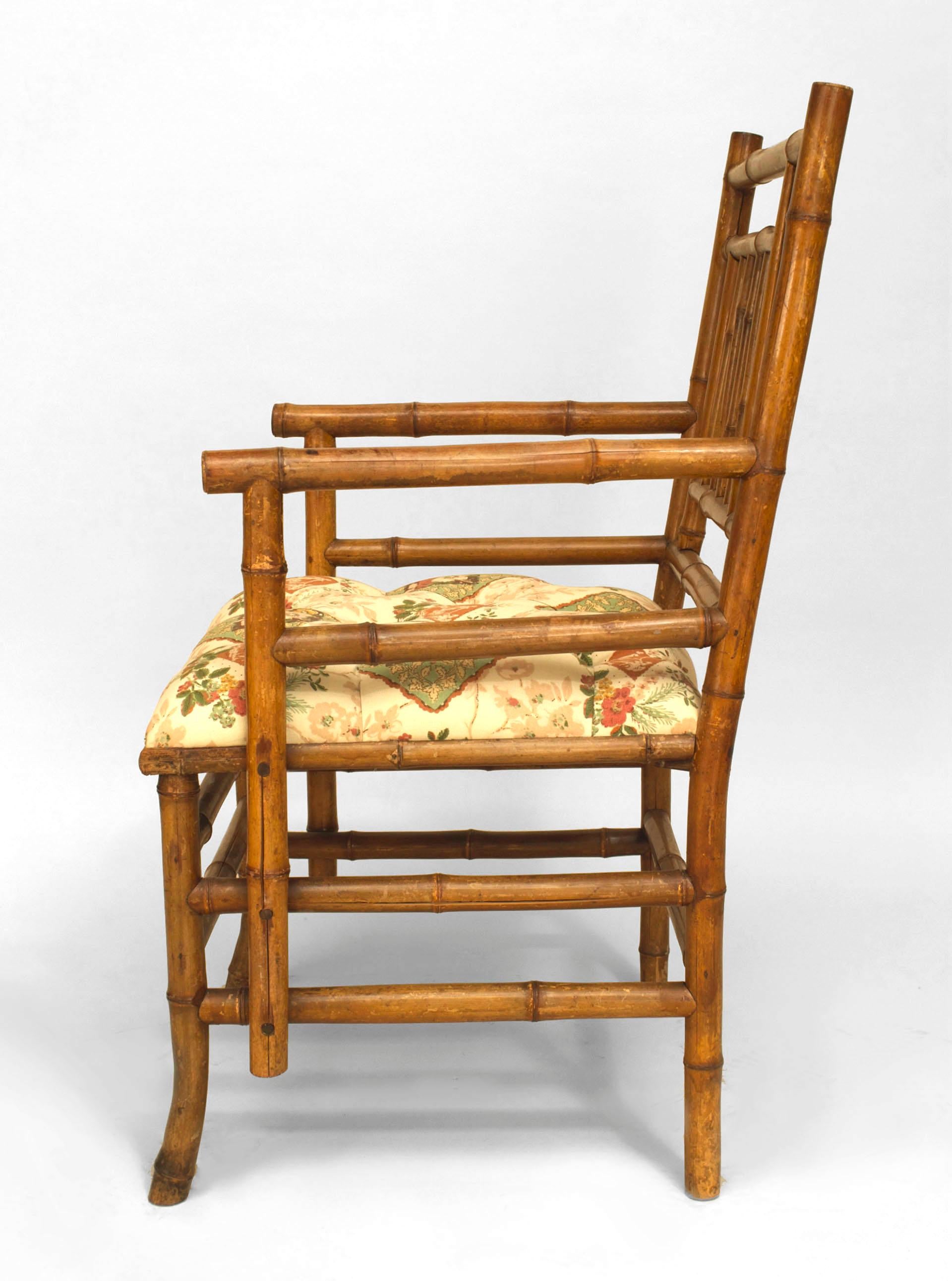 Chaise à accoudoirs en bambou avec motif floral Bon état - En vente à New York, NY