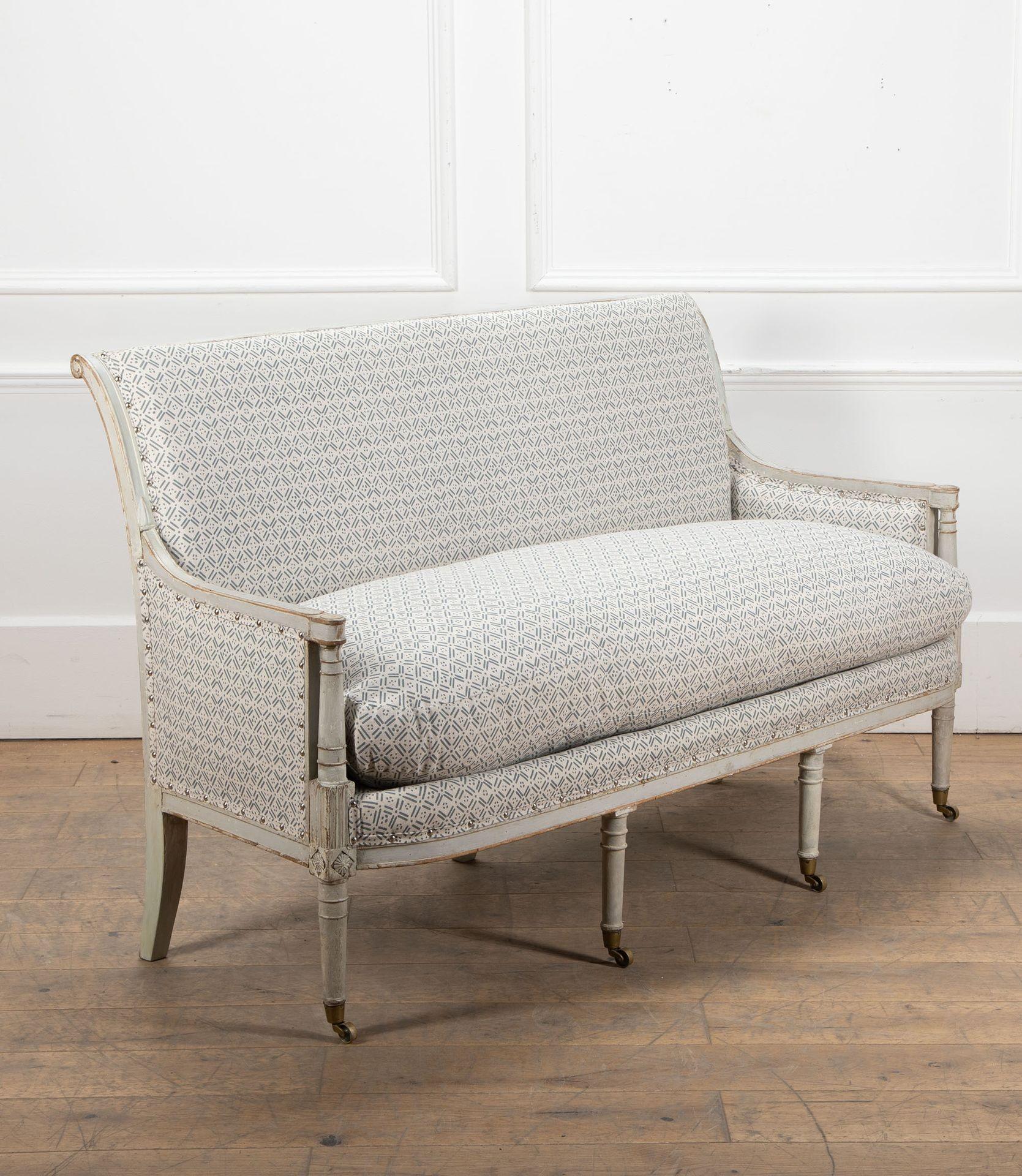 Divano francese del XIX secolo con struttura in legno e imbottitura in vernice grigio/blu.
Tappezzeria molto pulita e pronta all'uso, con bei dettagli intagliati.