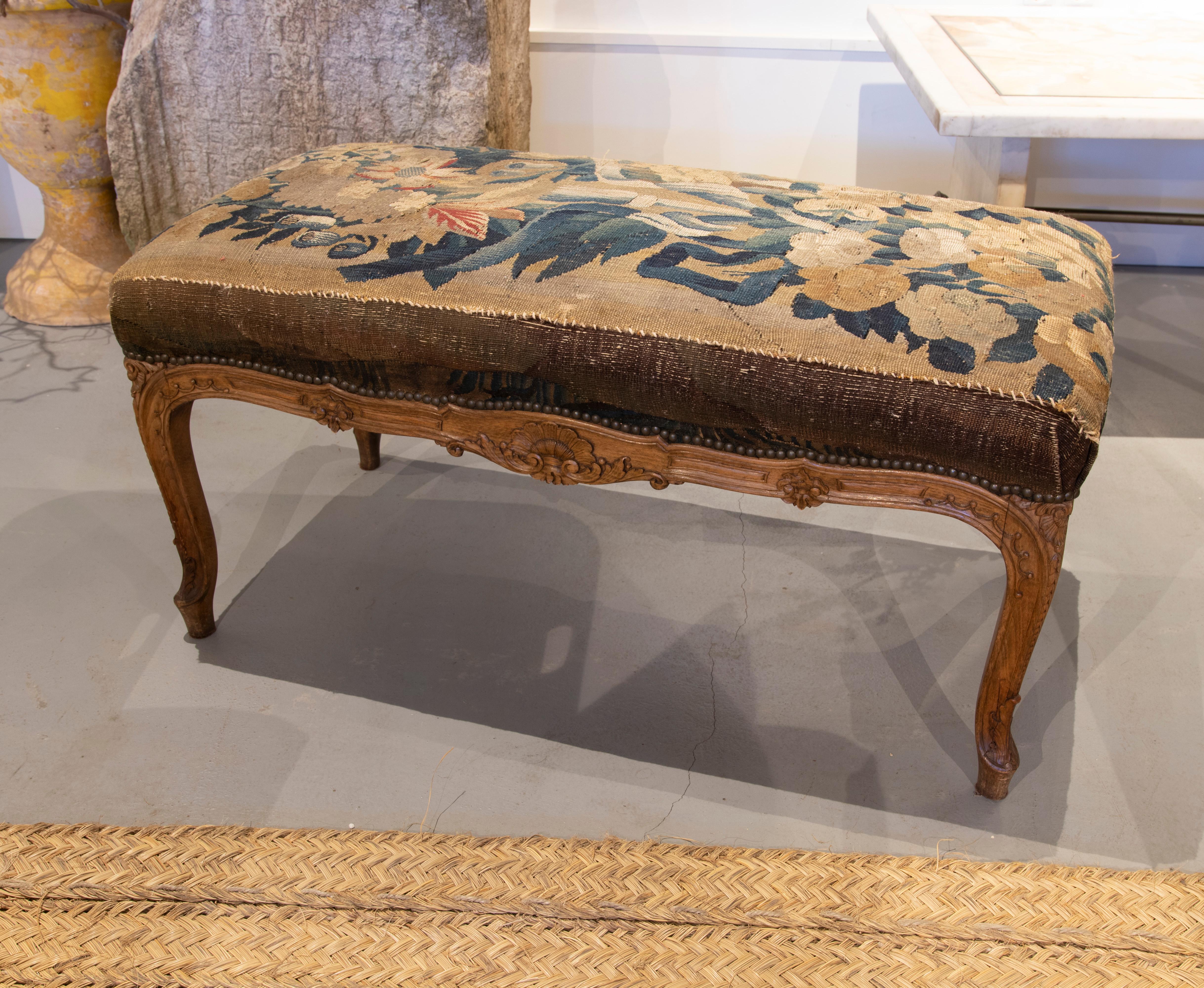 19th Century French Upholstered Stool with Tapestry Fabric with Flower Theme In Good Condition In Marbella, ES