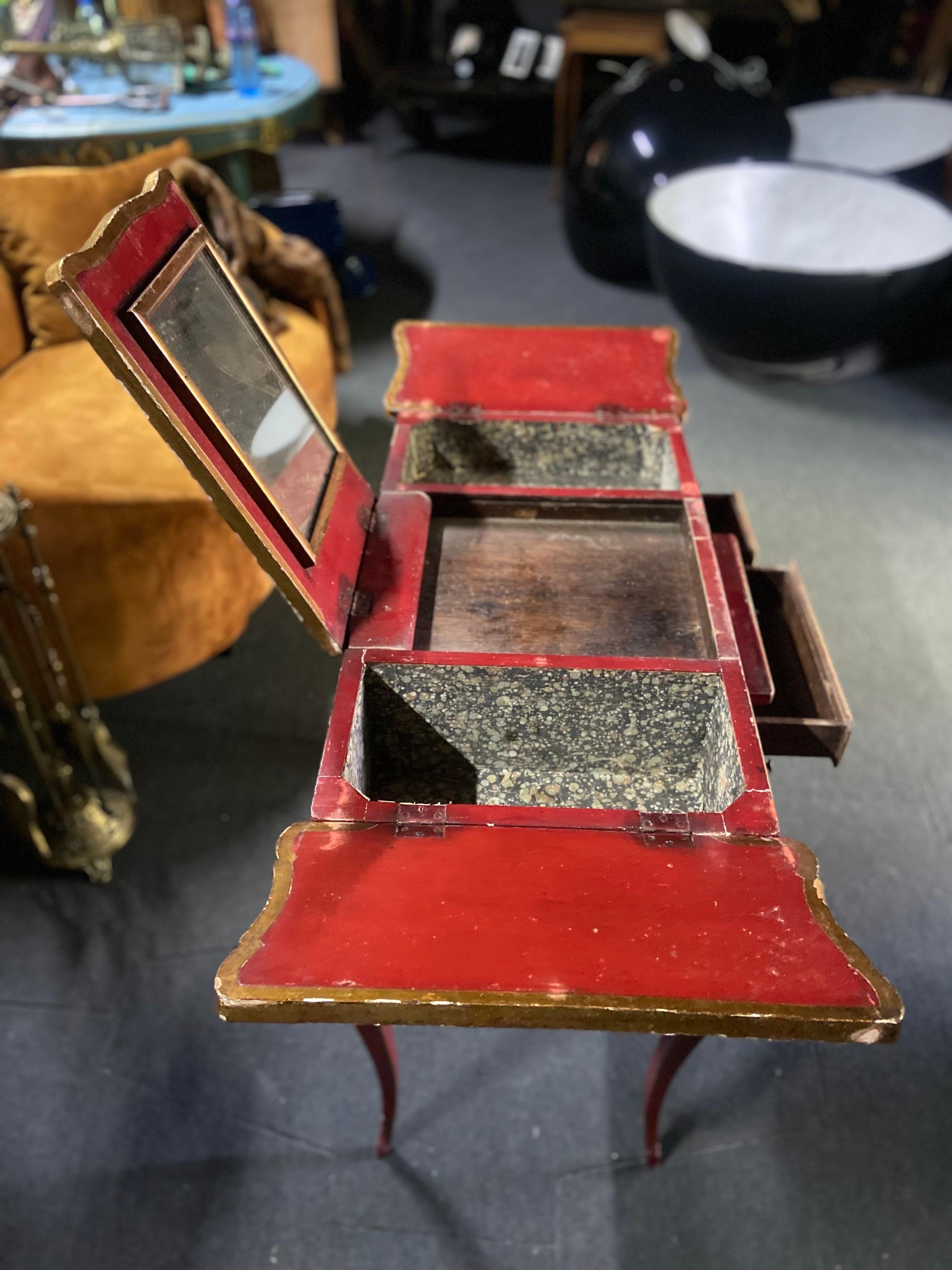 Table de coiffeuse française du 19ème siècle en bois rouge peint à la main avec scène chinoise en vente 3