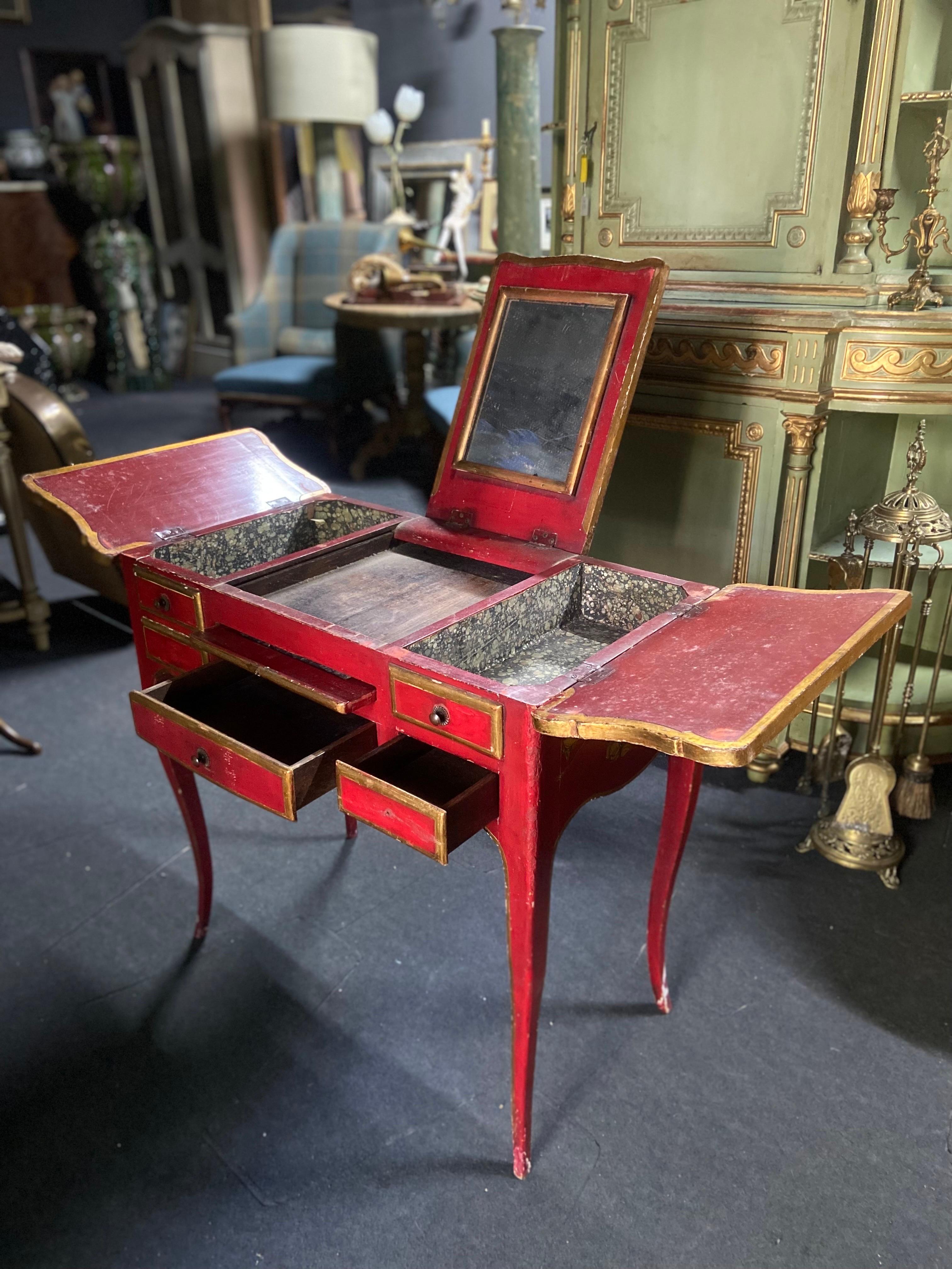 Table de coiffeuse française du 19ème siècle en bois rouge peint à la main avec scène chinoise en vente 4