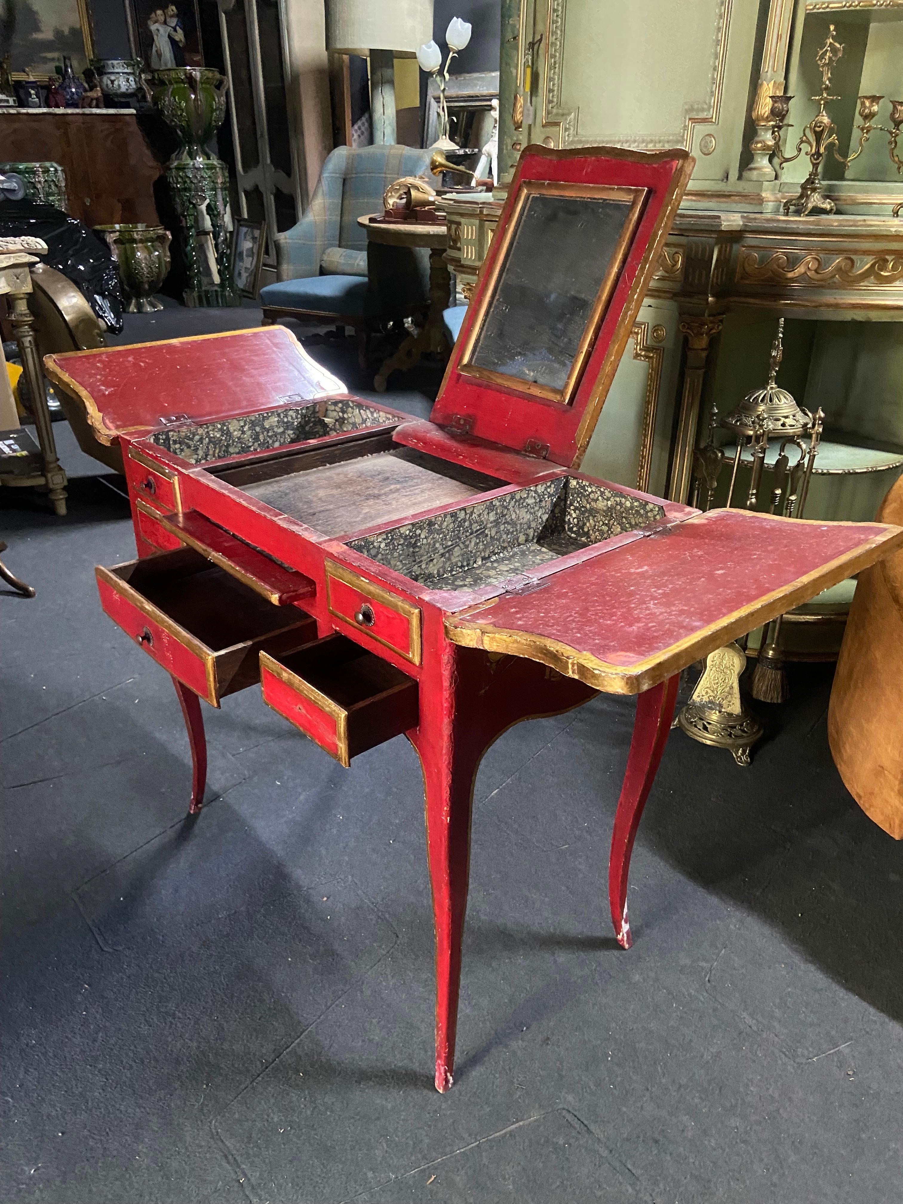 Français Table de coiffeuse française du 19ème siècle en bois rouge peint à la main avec scène chinoise en vente