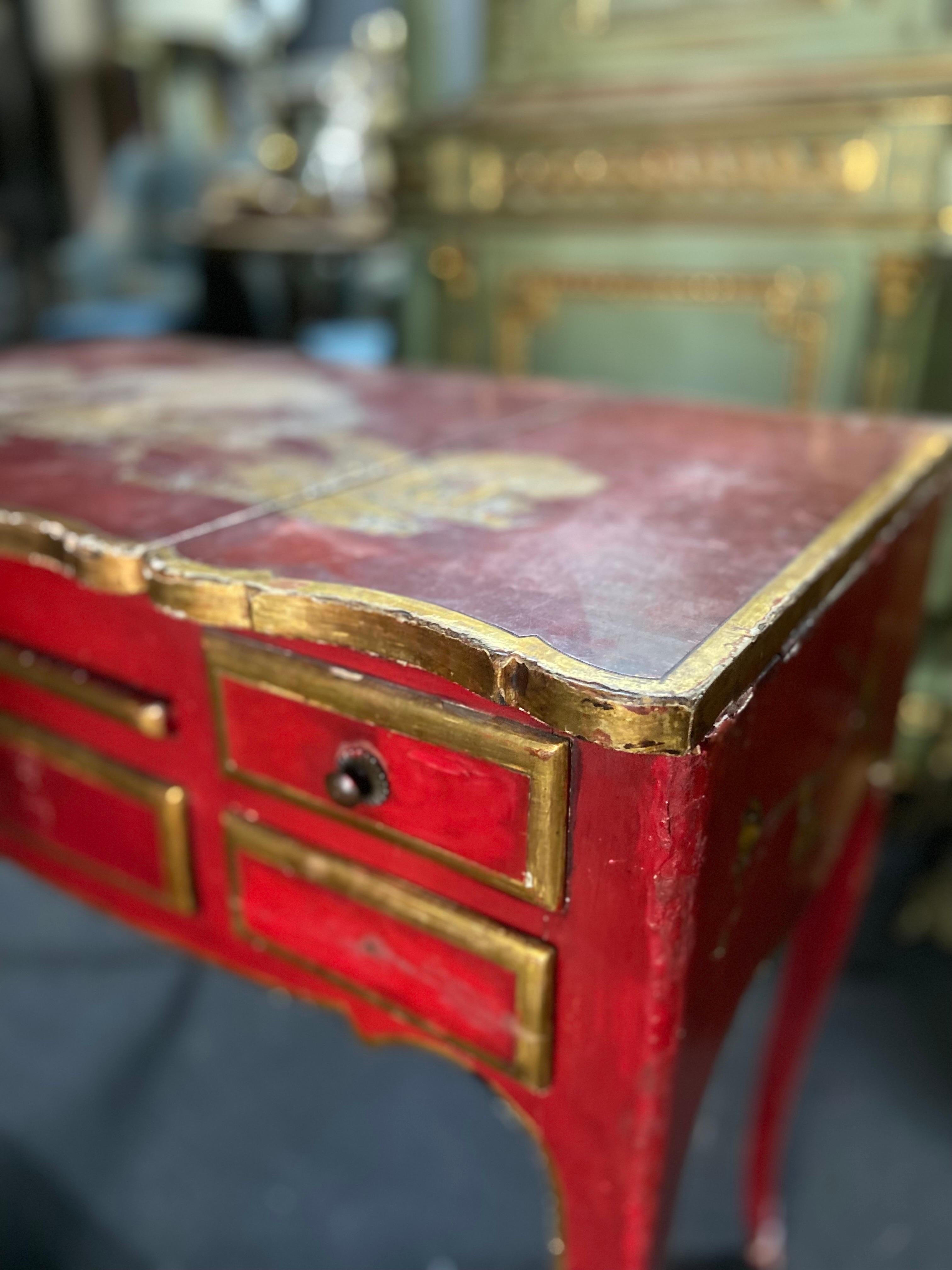 XIXe siècle Table de coiffeuse française du 19ème siècle en bois rouge peint à la main avec scène chinoise en vente