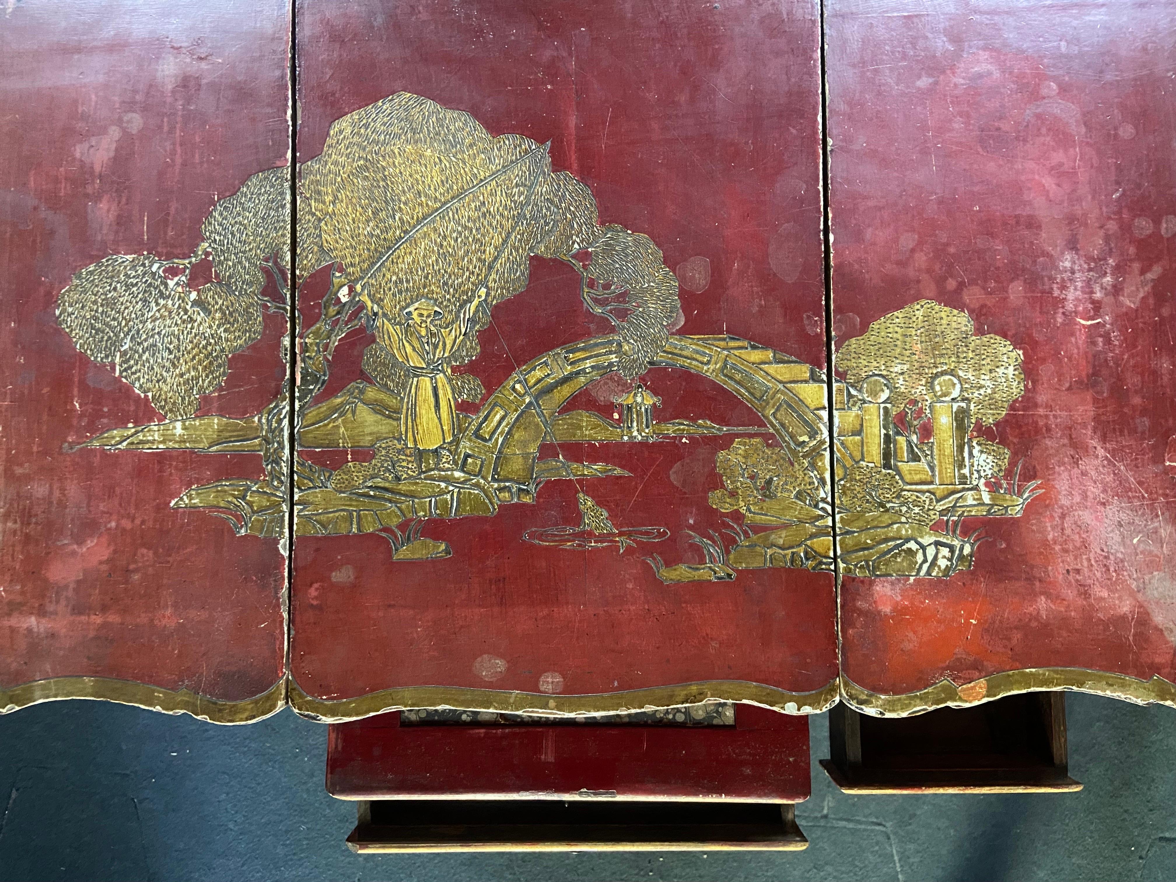 Bois Table de coiffeuse française du 19ème siècle en bois rouge peint à la main avec scène chinoise en vente