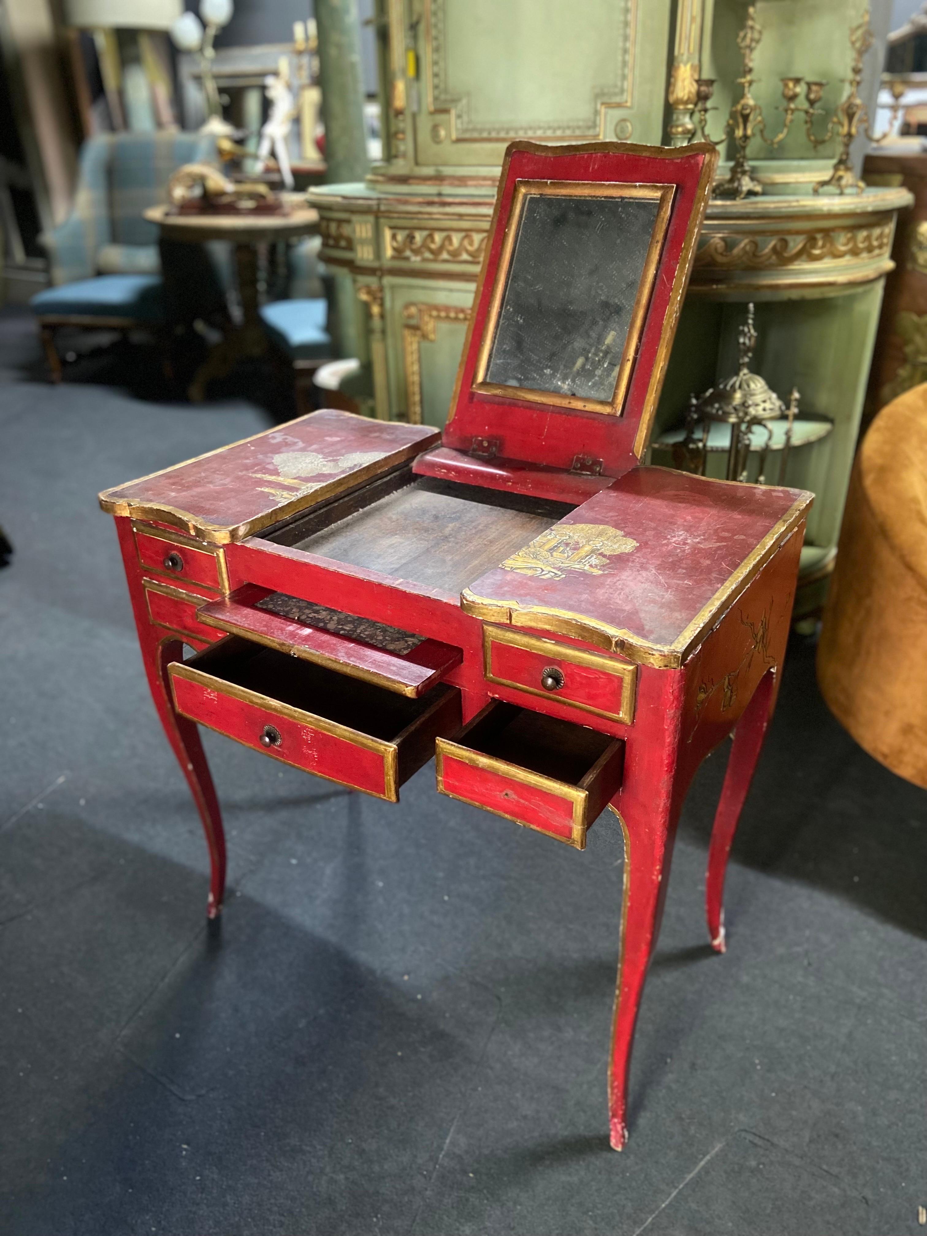 Table de coiffeuse française du 19ème siècle en bois rouge peint à la main avec scène chinoise en vente 1