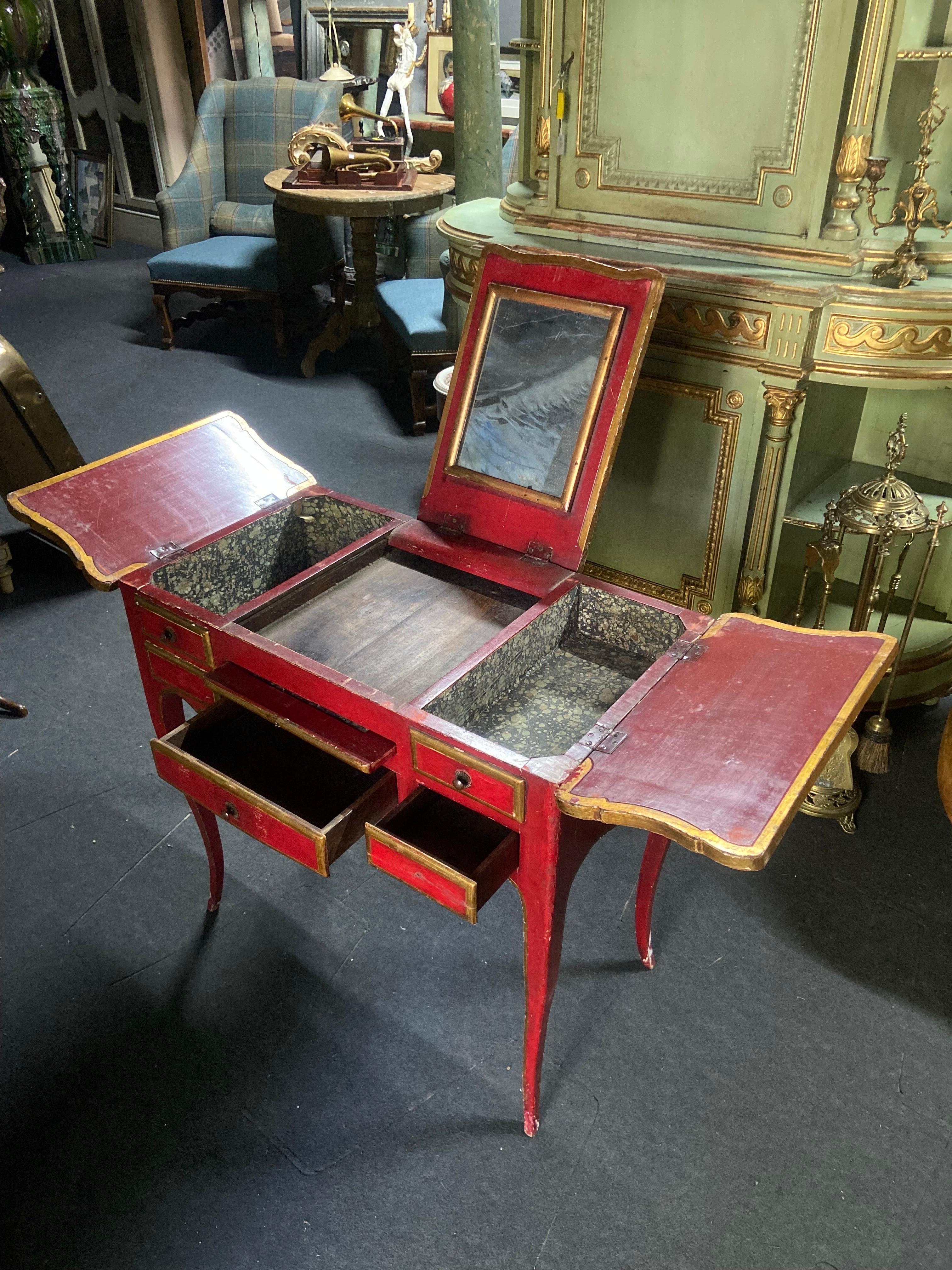 Table de coiffeuse française du 19ème siècle en bois rouge peint à la main avec scène chinoise en vente 2