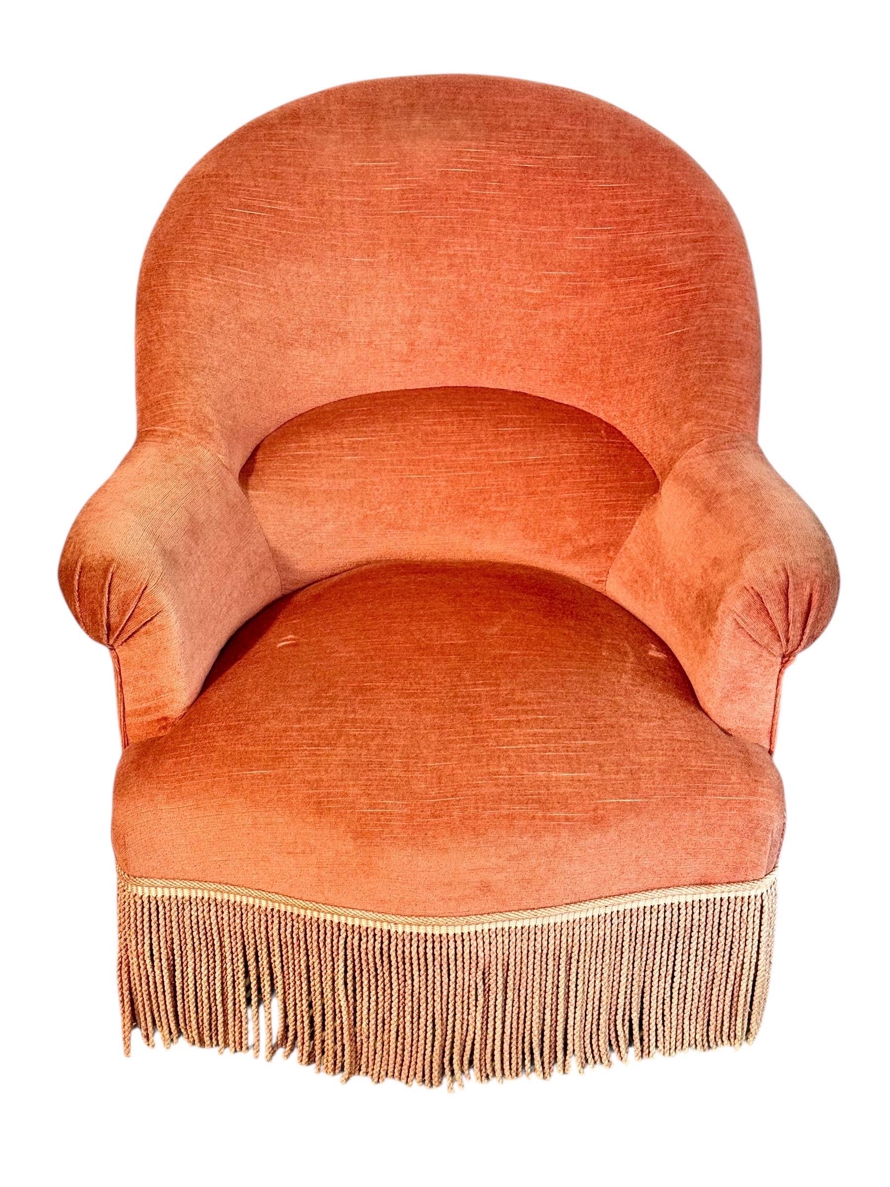 Sillón francés del siglo XIX de terciopelo con flecos de borlas en venta 2