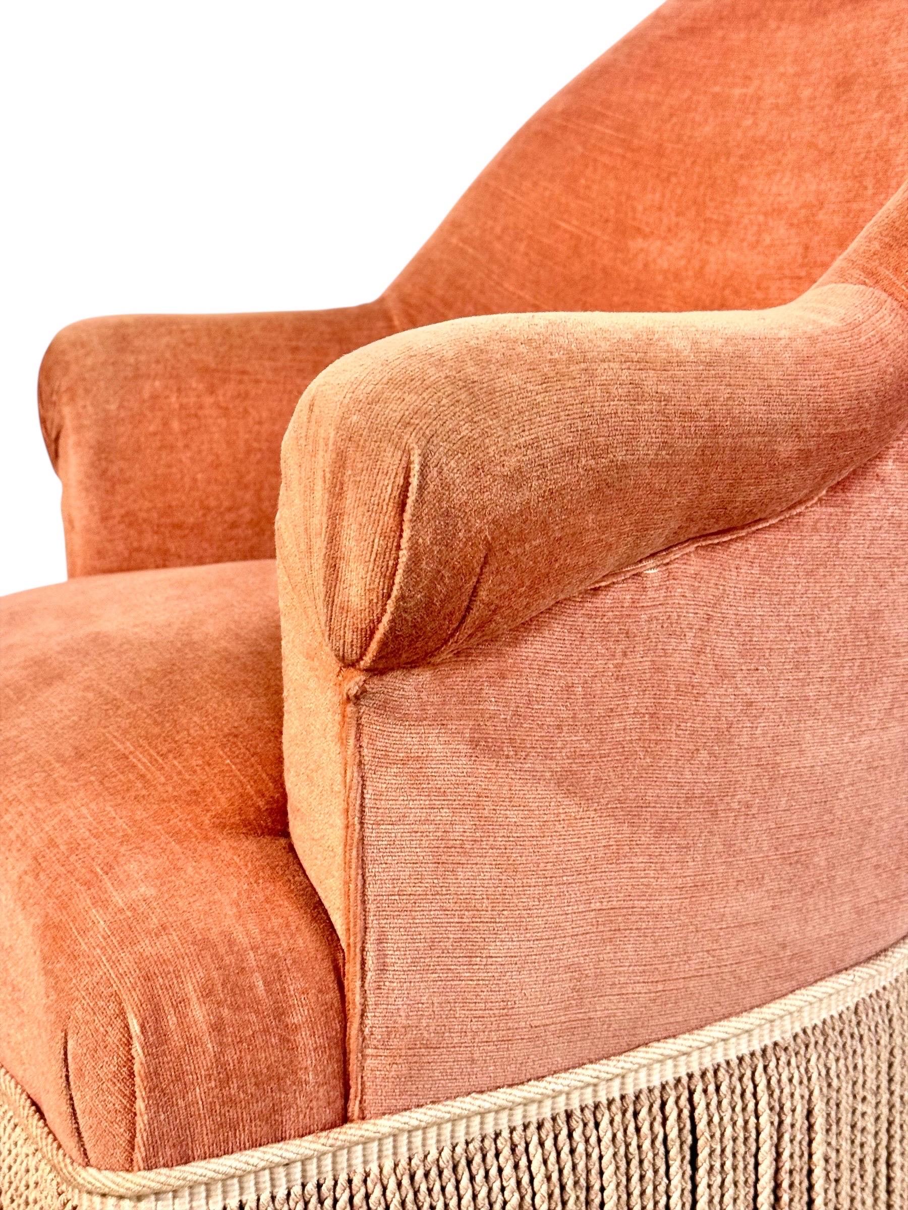 Sillón francés del siglo XIX de terciopelo con flecos de borlas en venta 3