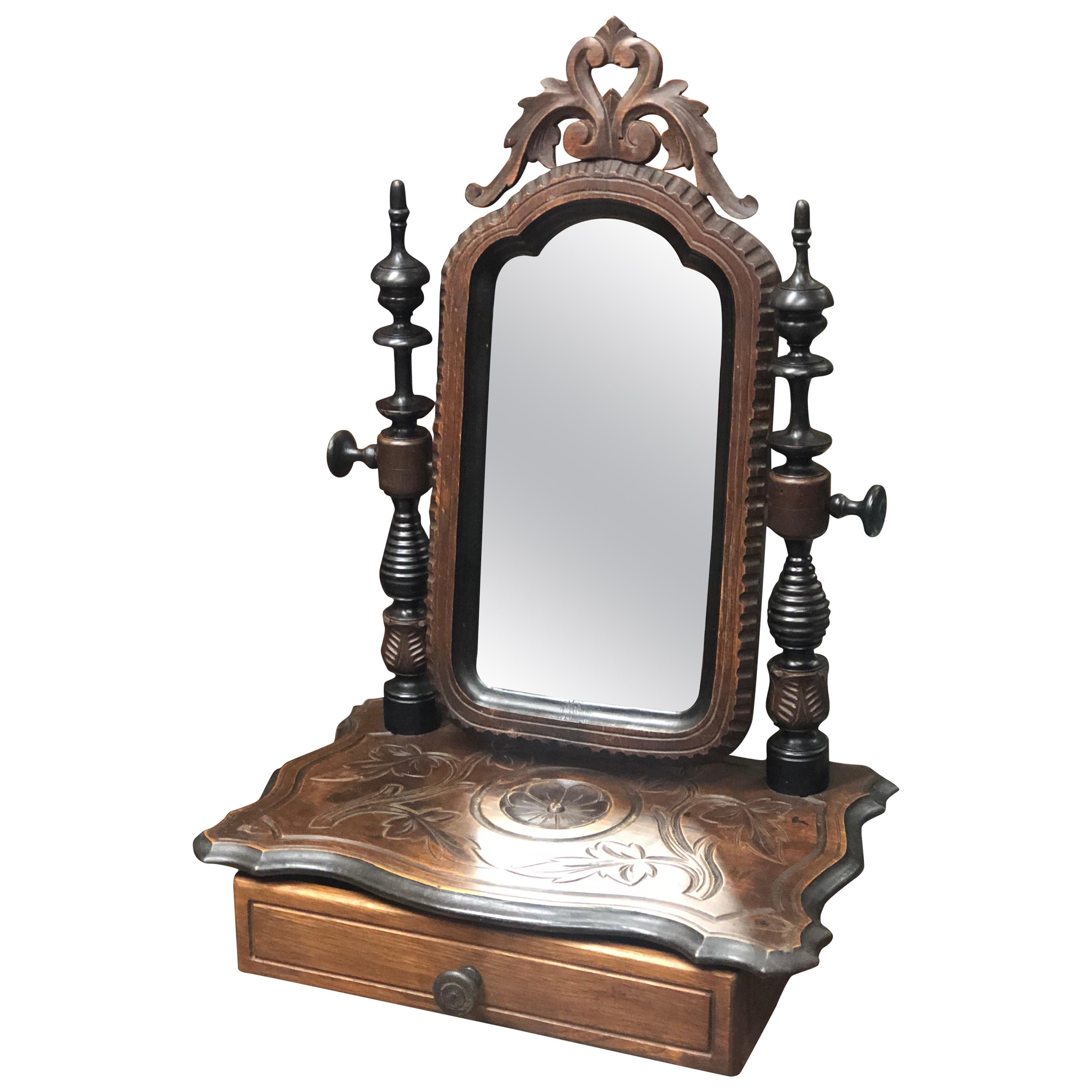 miroir français du 19ème siècle en placage de bois de noyer sculpté à la main avec tiroir frontal