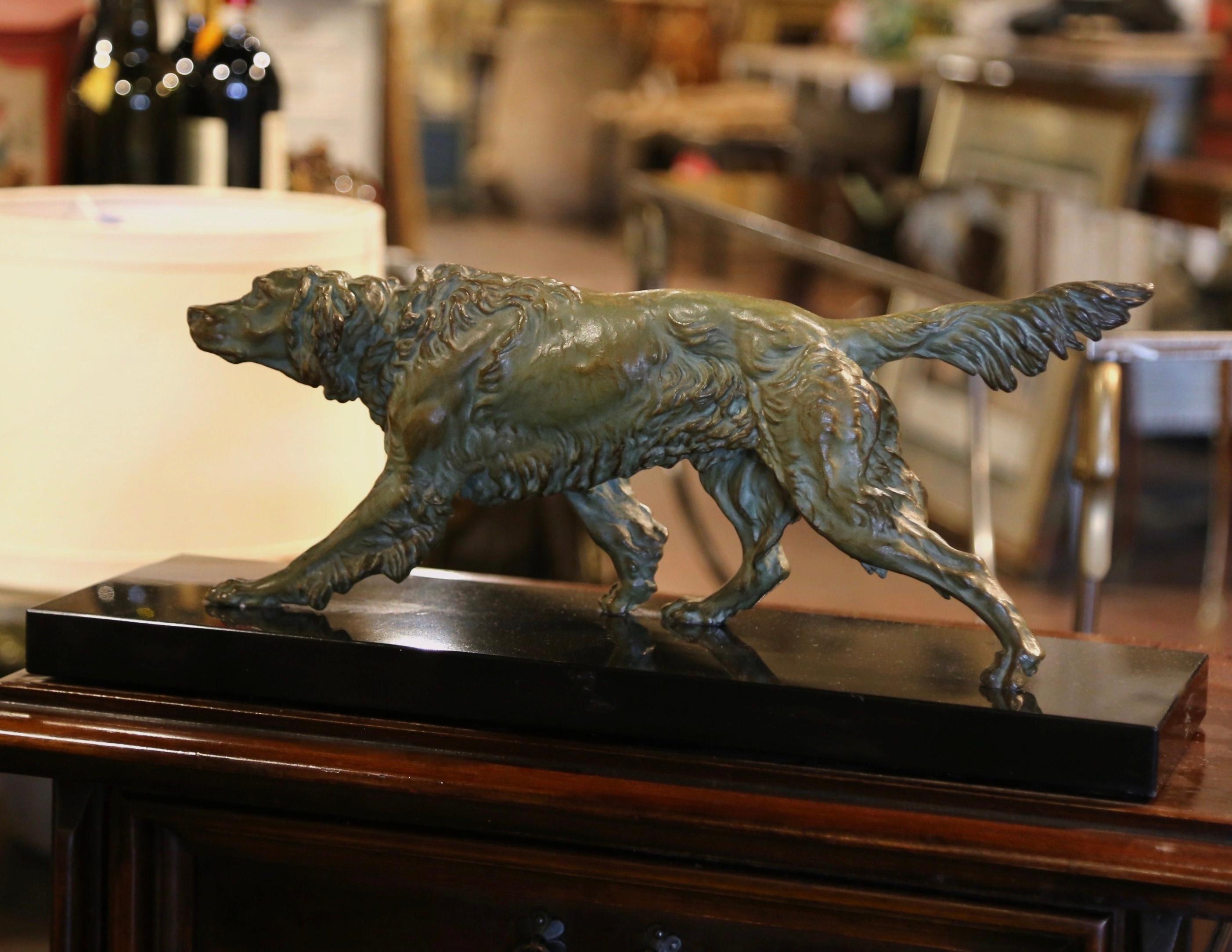L'antica scultura di cane è stata creata in Francia, intorno al 1880. Posta su una base rettangolare in marmo nero, l'opera raffigura un setter irlandese che indica mentre cammina. La figura del cane da caccia con dettagli meravigliosi non è firmata