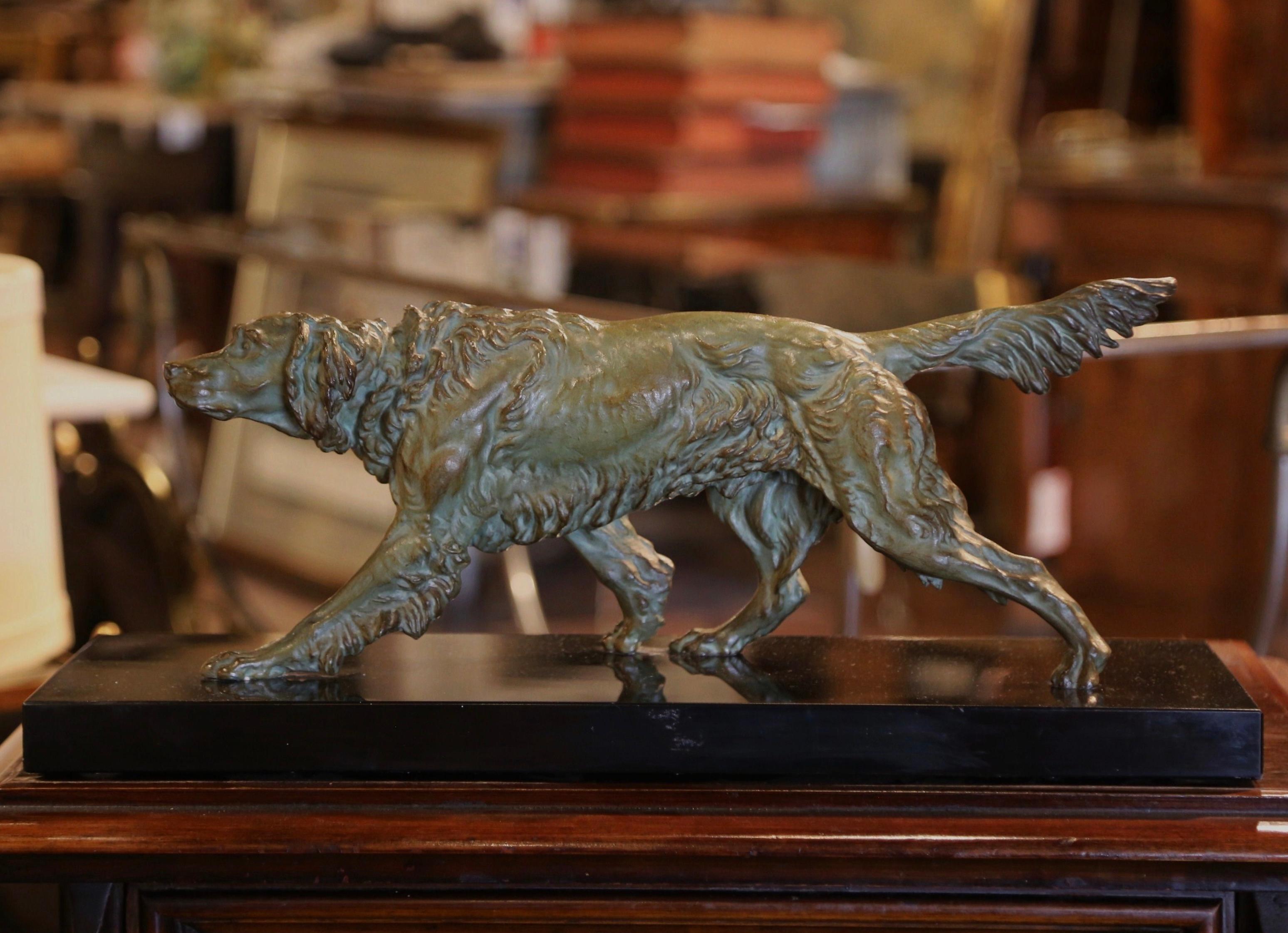 Francese Scultura di cane Pointer in Verdigris francese del XIX secolo su base di marmo in vendita