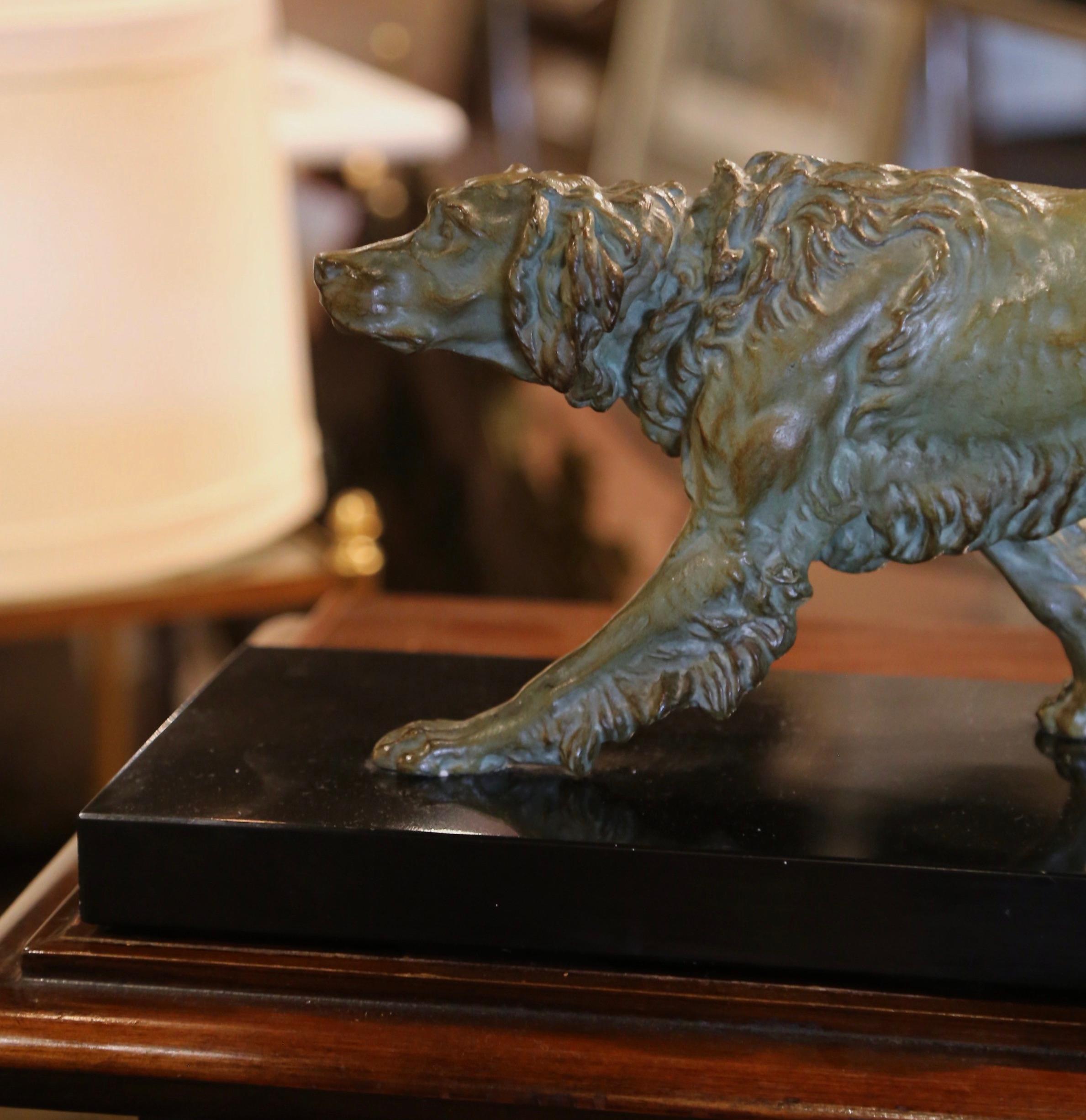 Intagliato a mano Scultura di cane Pointer in Verdigris francese del XIX secolo su base di marmo in vendita