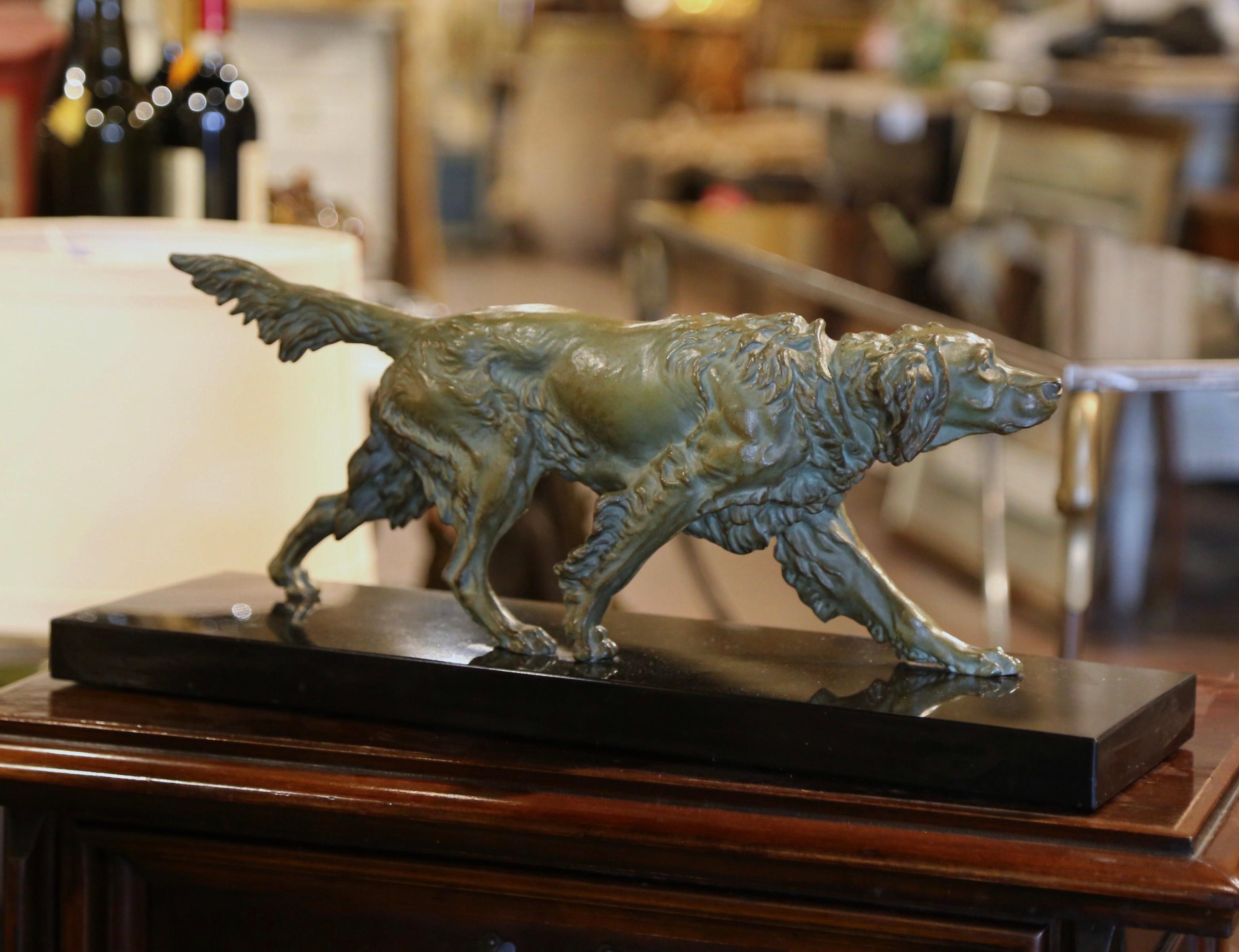 Scultura di cane Pointer in Verdigris francese del XIX secolo su base di marmo In condizioni ottime in vendita a Dallas, TX