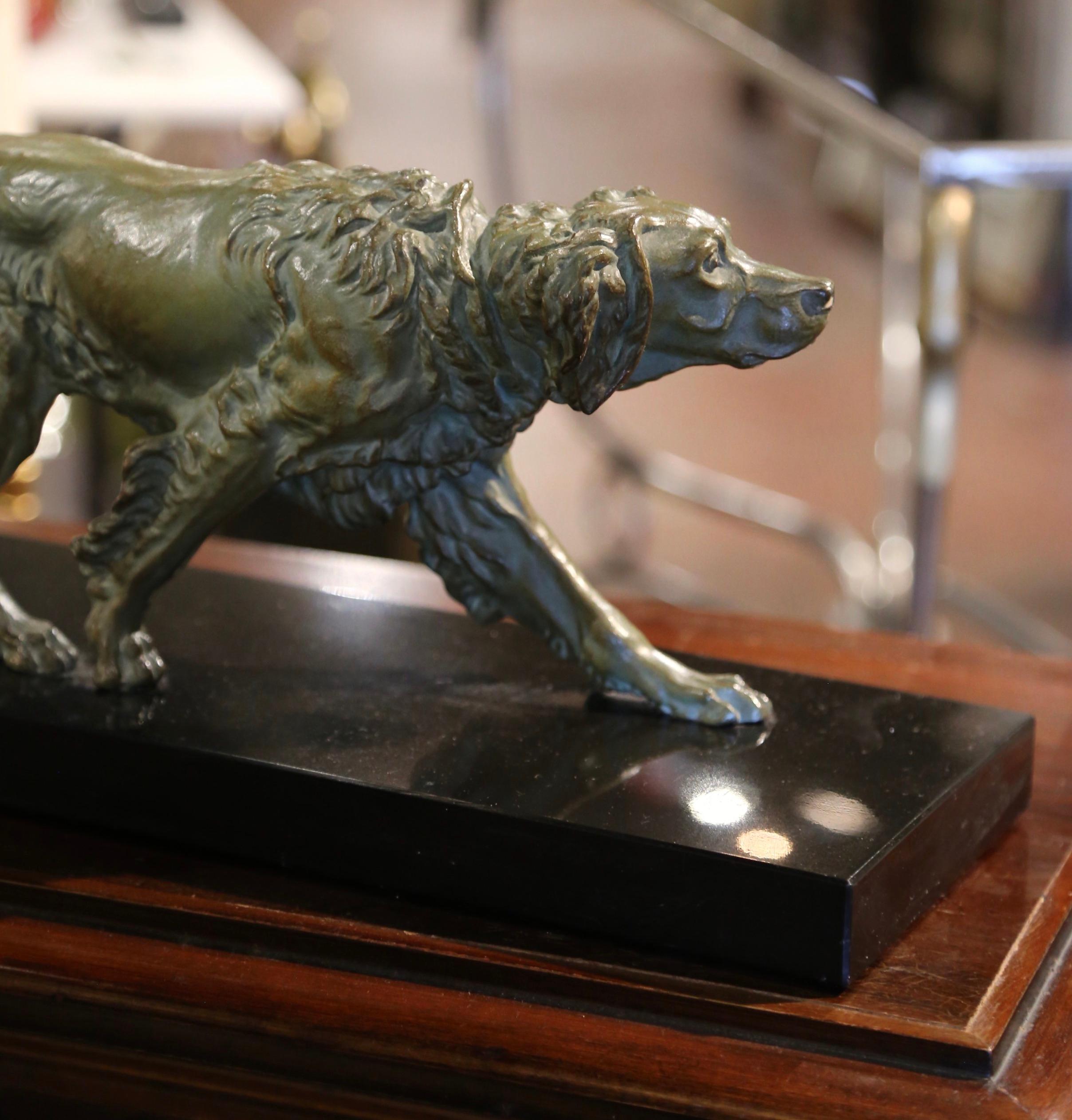 Marmo Scultura di cane Pointer in Verdigris francese del XIX secolo su base di marmo in vendita