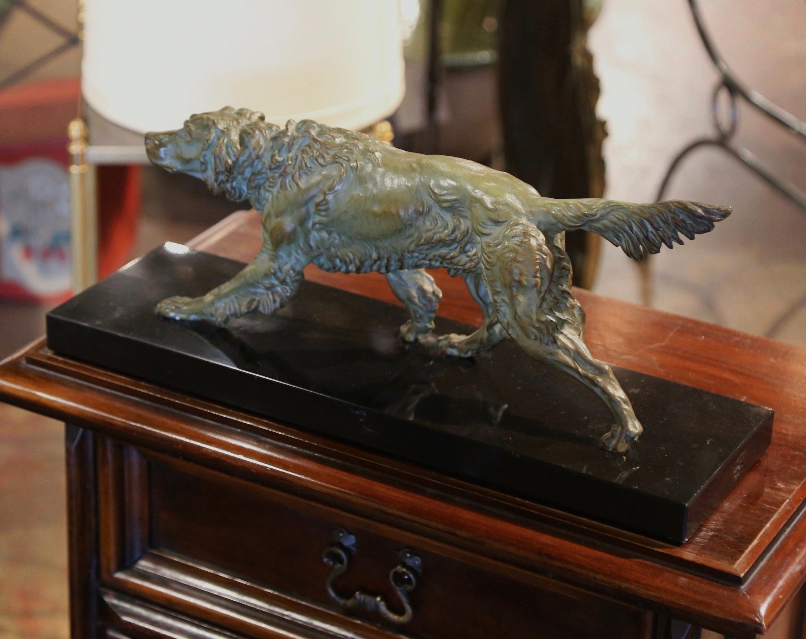 Scultura di cane Pointer in Verdigris francese del XIX secolo su base di marmo in vendita 1