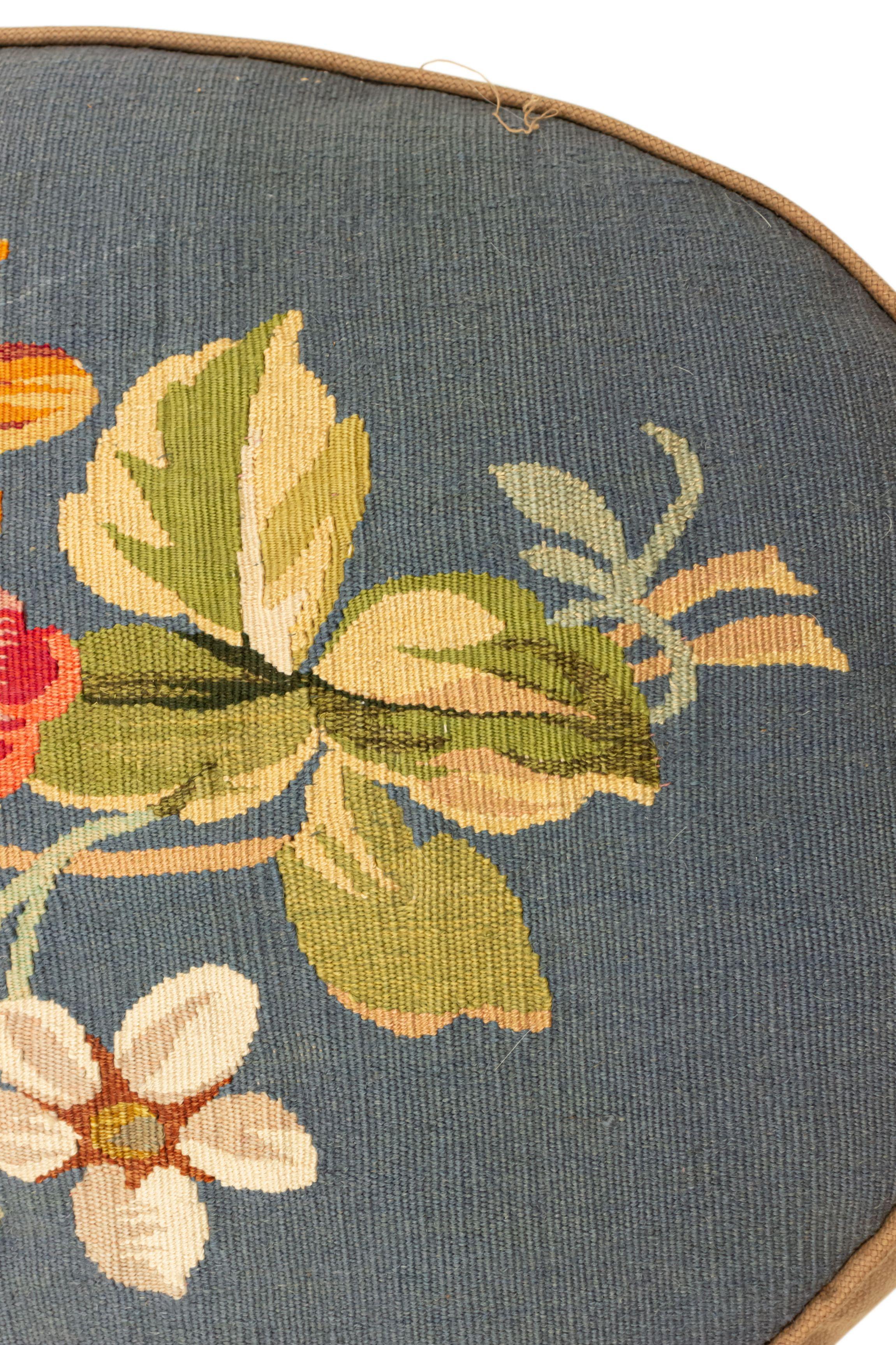 2 cuscini ovali double-face imbottiti in stile Aubusson vittoriano francese con disegno floreale e sfondo blu (2 pezzi ciascuno).
 