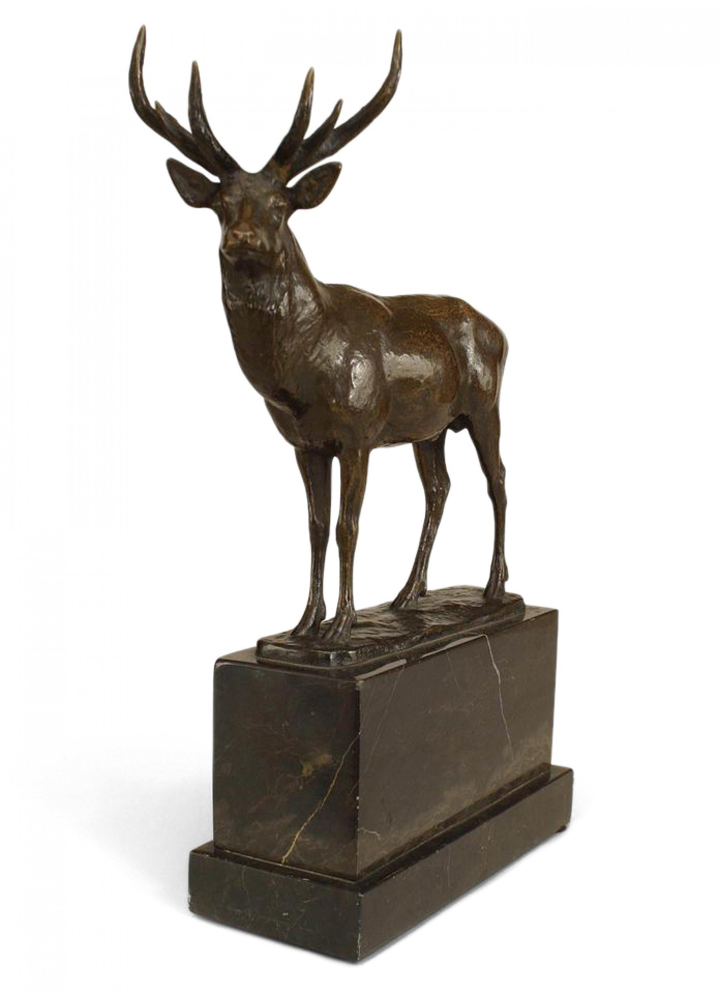 Figurine française victorienne en bronze représentant un cerf avec des bois sur une base en marbre noir de forme rectangulaire (signée R. KORN)
 