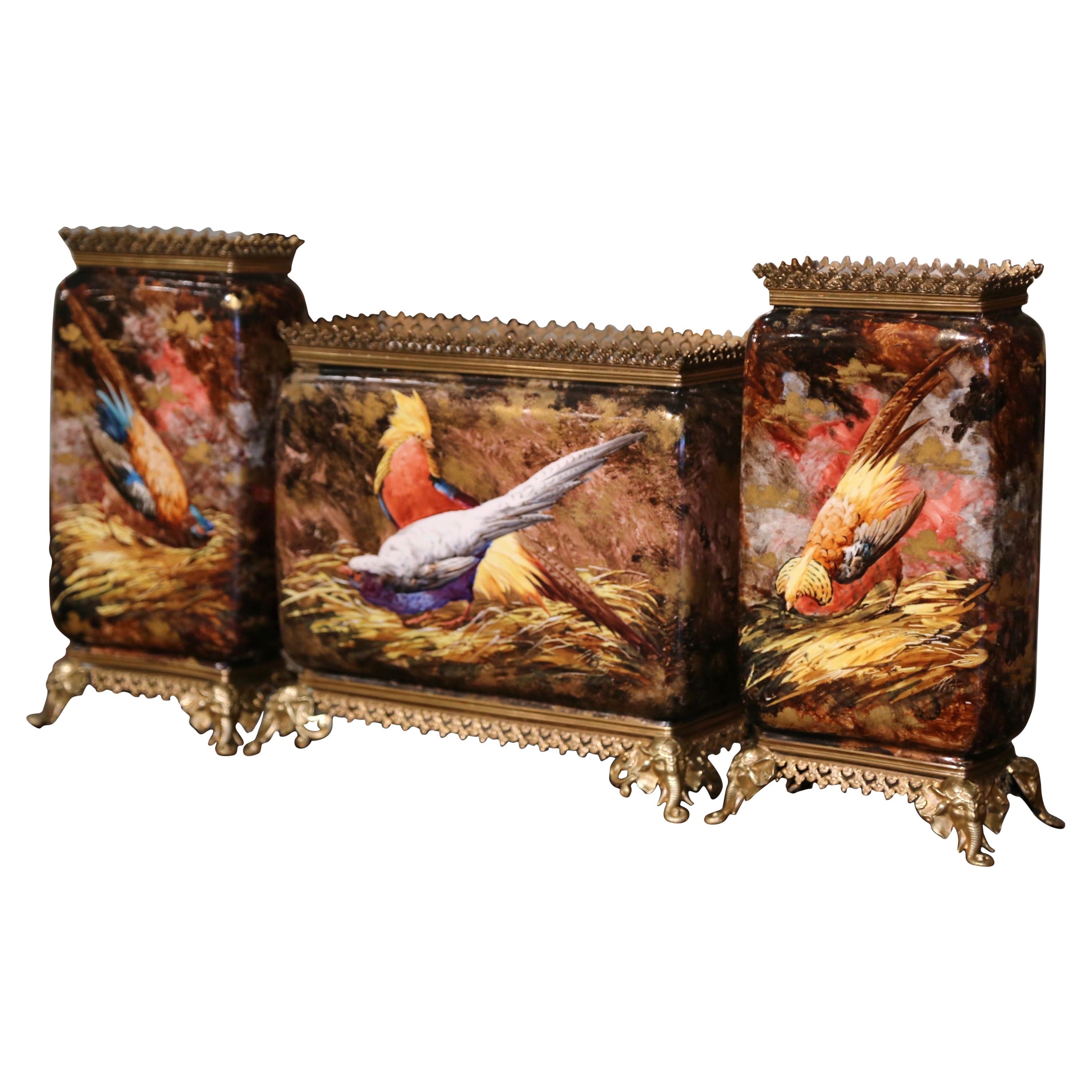 Vasi parigini in porcellana e ottone dipinti a mano del XIX secolo, set di 3 vasi in vendita