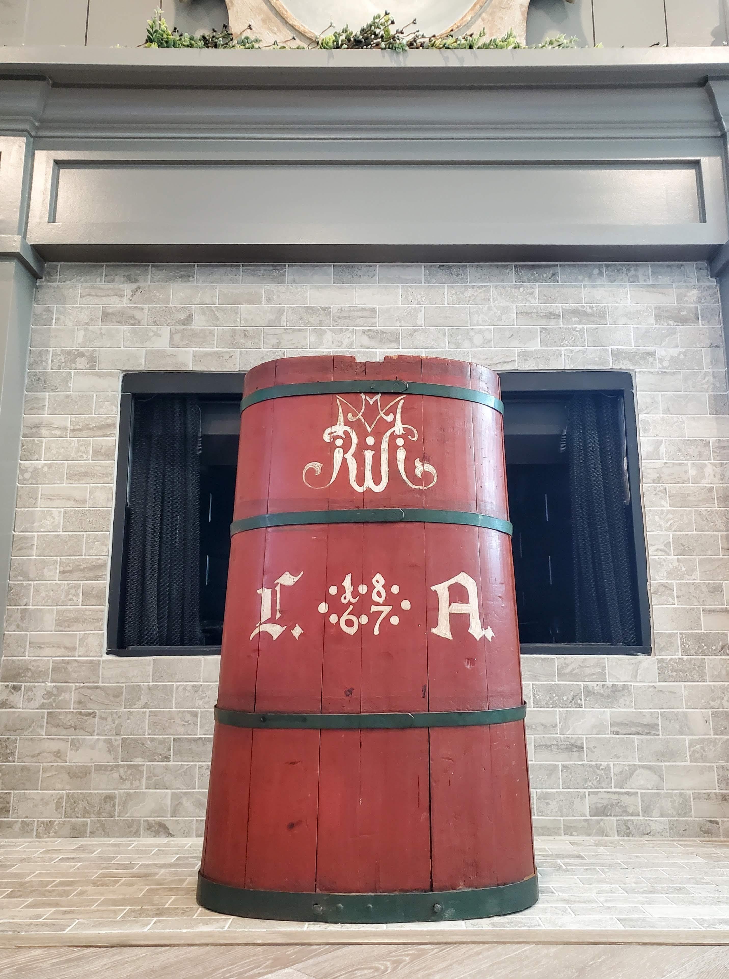 Eine charmante antike Französisch Land Traube Pflücker Hotte / hod. 

Dieser große Holzkorb wurde in der Mitte des 19. Jahrhunderts in der französischen Provinz handgefertigt und war Teil der traditionellen Weinherstellung. Er wurde früher auf dem