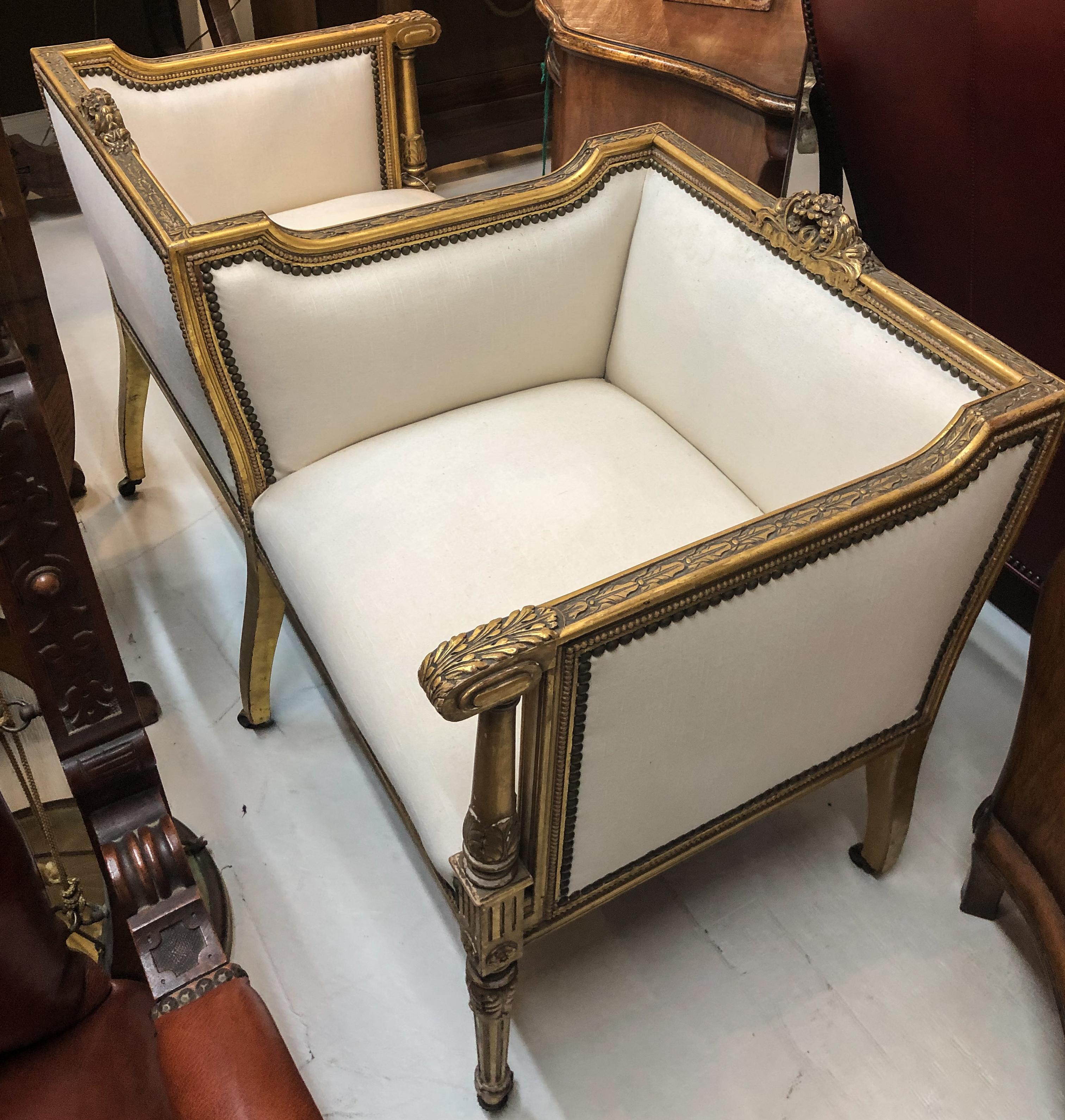 French Vis-a-Vis giltwood chair from the 19th century in ivory linen with carved wood details.