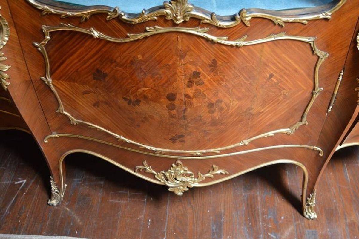 Vetrina francese in bronzo dorato del XIX secolo.

