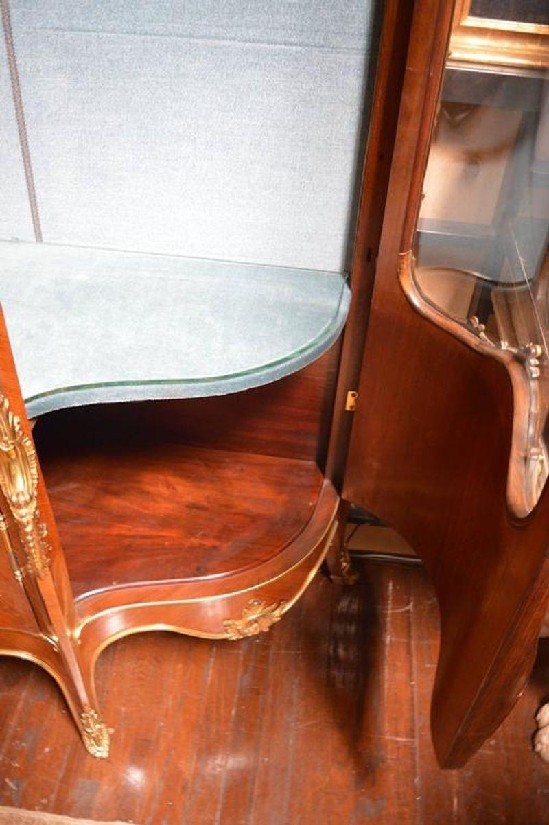 Francese Vitrina francese in bronzo dorato del XIX secolo in vendita