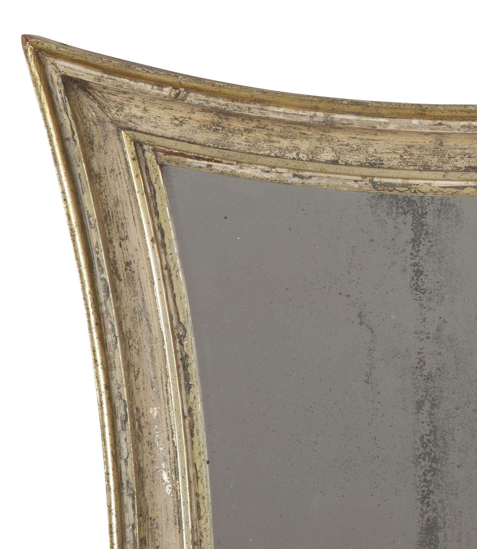 Un raro specchio sagomato in legno francese del XIX secolo.
Con piastra originale in vetro di mercurio. Circa 1870.