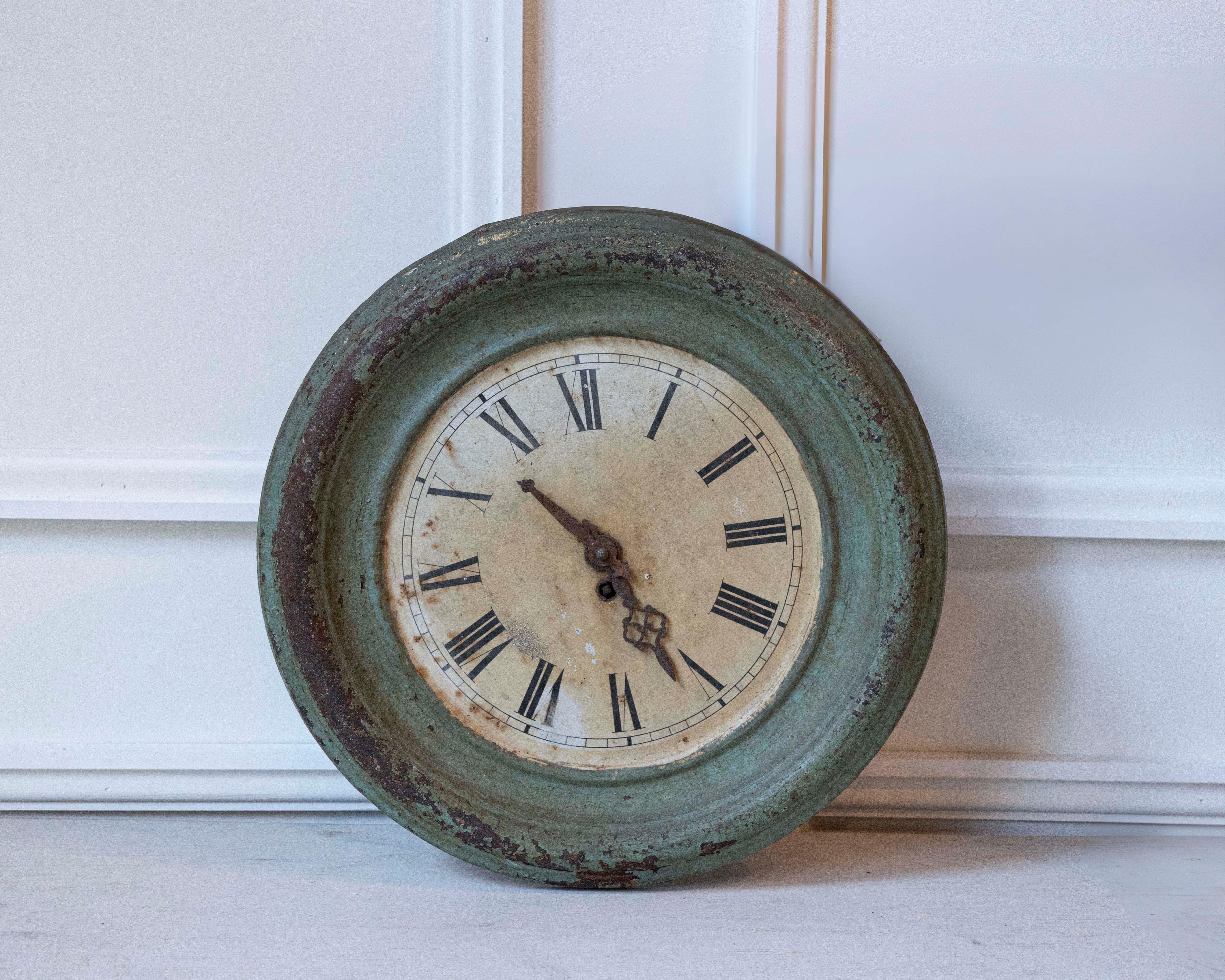 Affascinante orologio da parete francese del XIX secolo con una patina verde splendidamente invecchiata e il classico quadrante a numeri romani. La cornice circolare in legno mostra un'usura autentica e una struttura stratificata, rivelando accenni