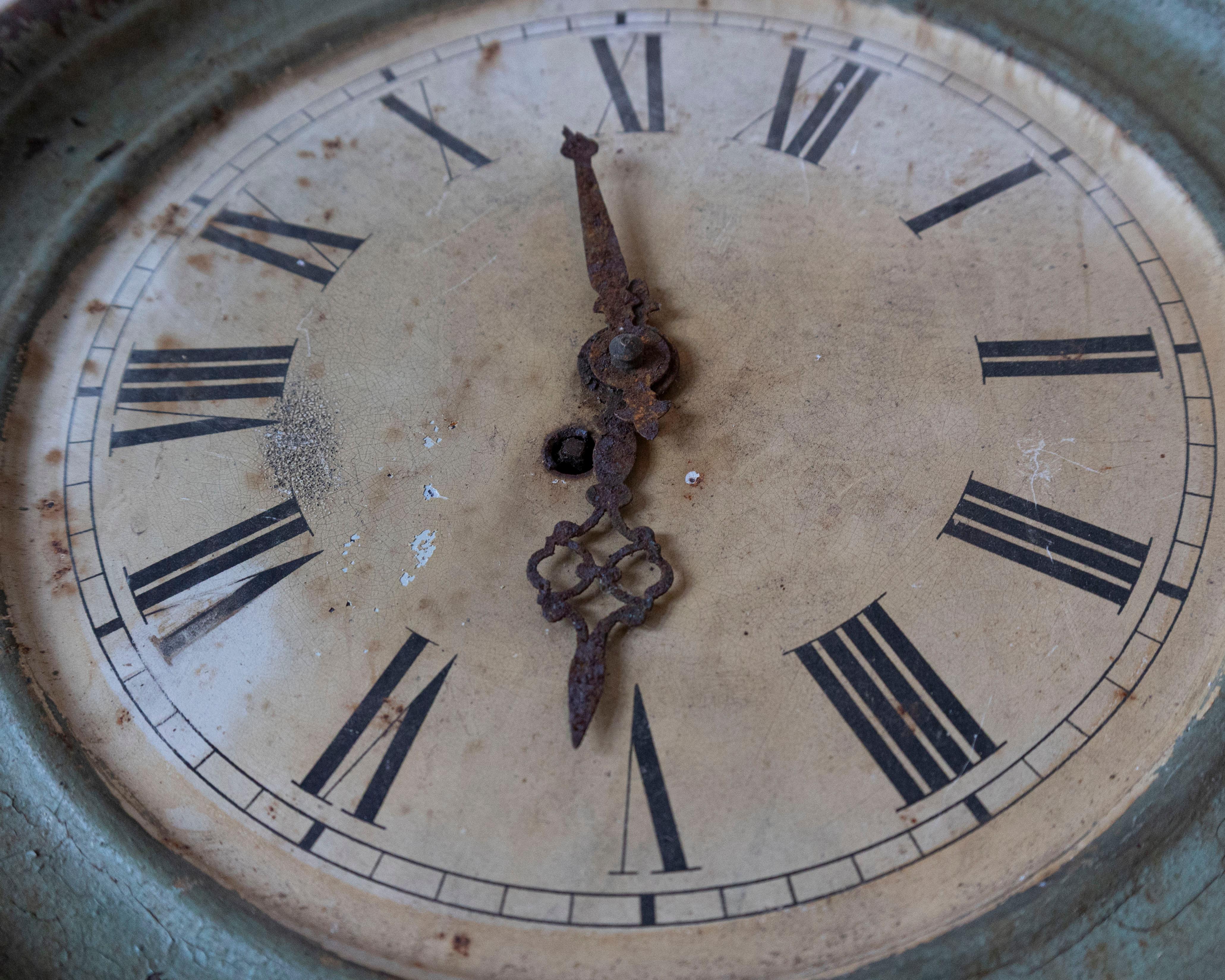 Orologio da parete francese del 19° secolo con patina verde invecchiata in vendita 1