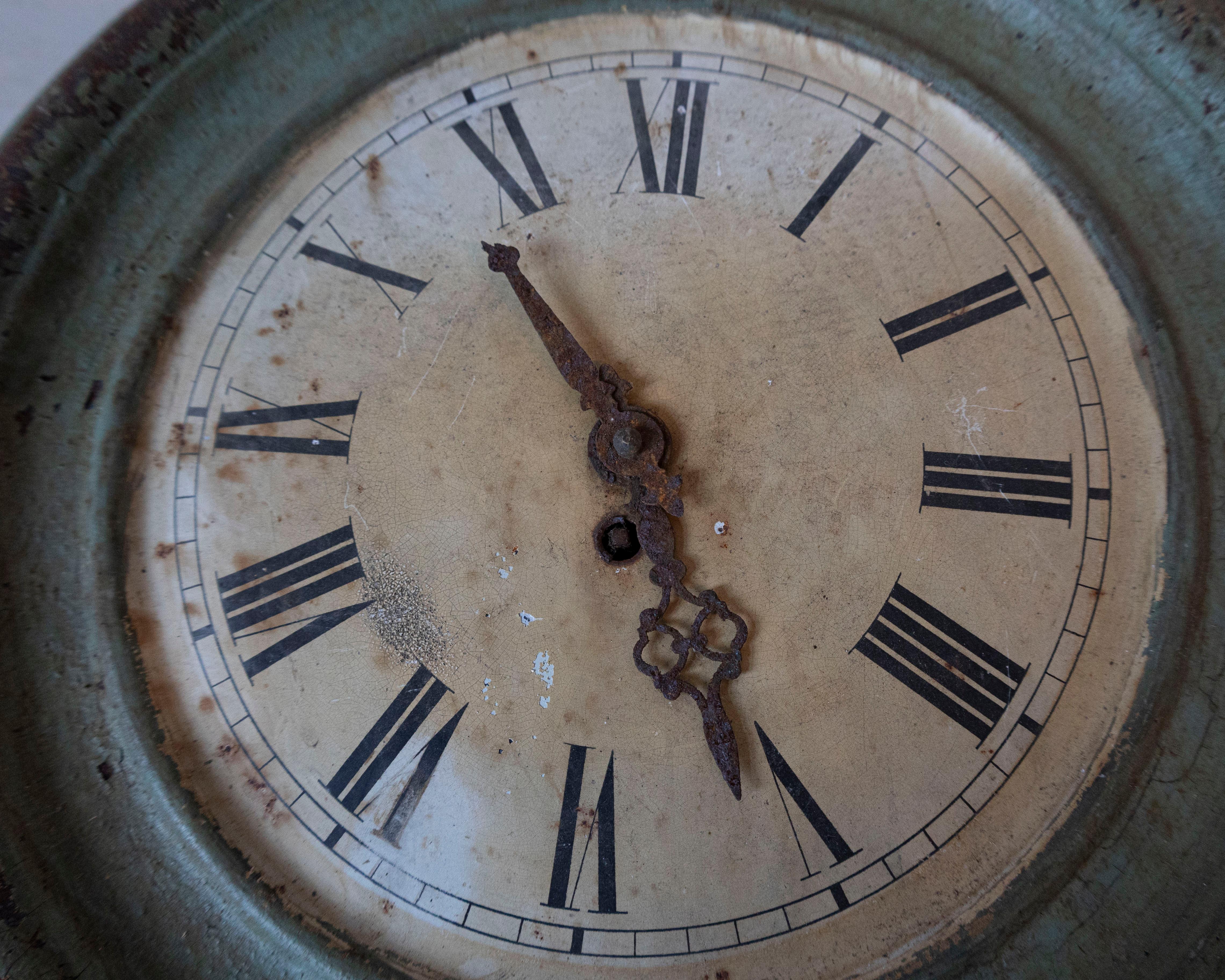 Orologio da parete francese del 19° secolo con patina verde invecchiata in vendita 2