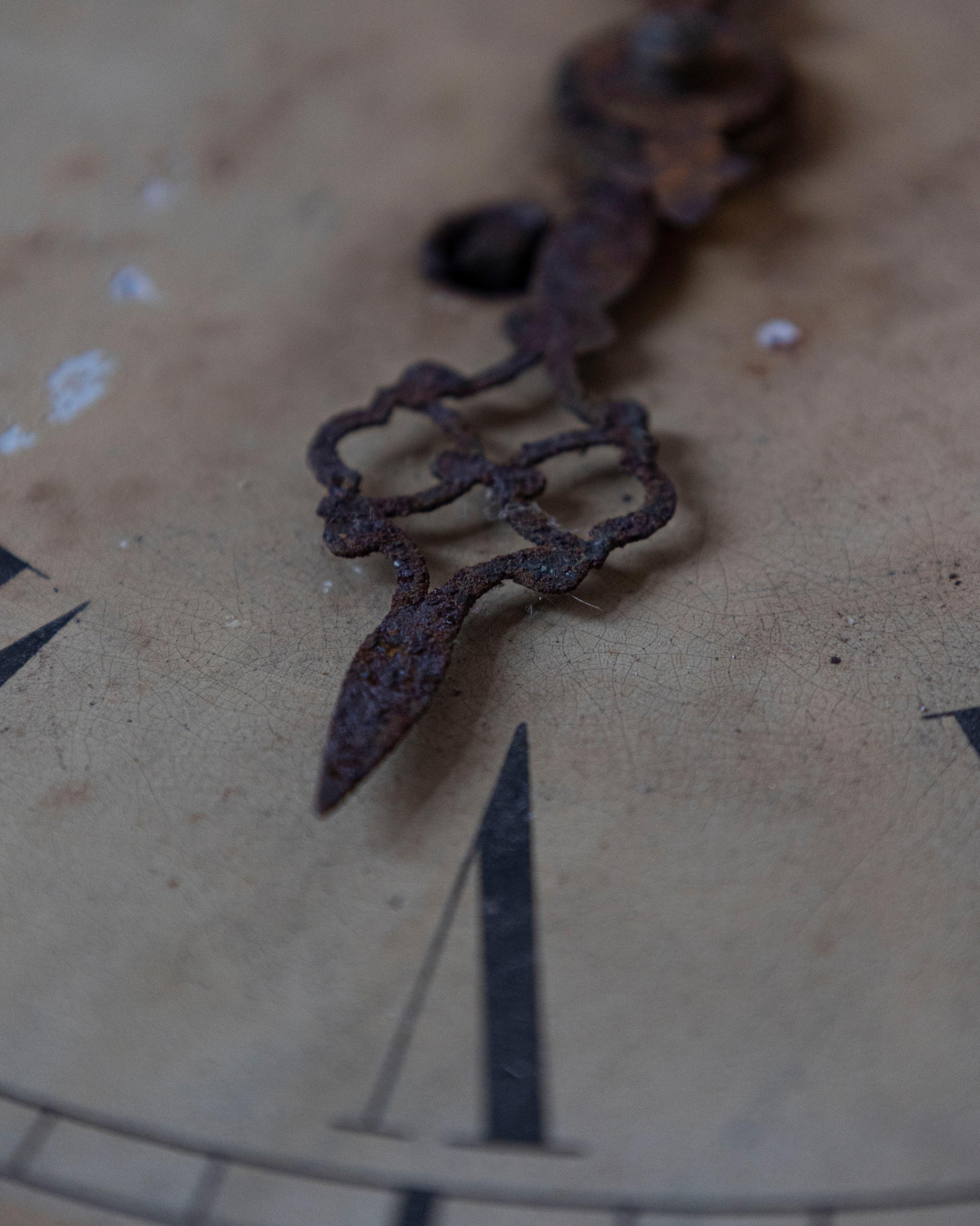 Orologio da parete francese del 19° secolo con patina verde invecchiata in vendita 3
