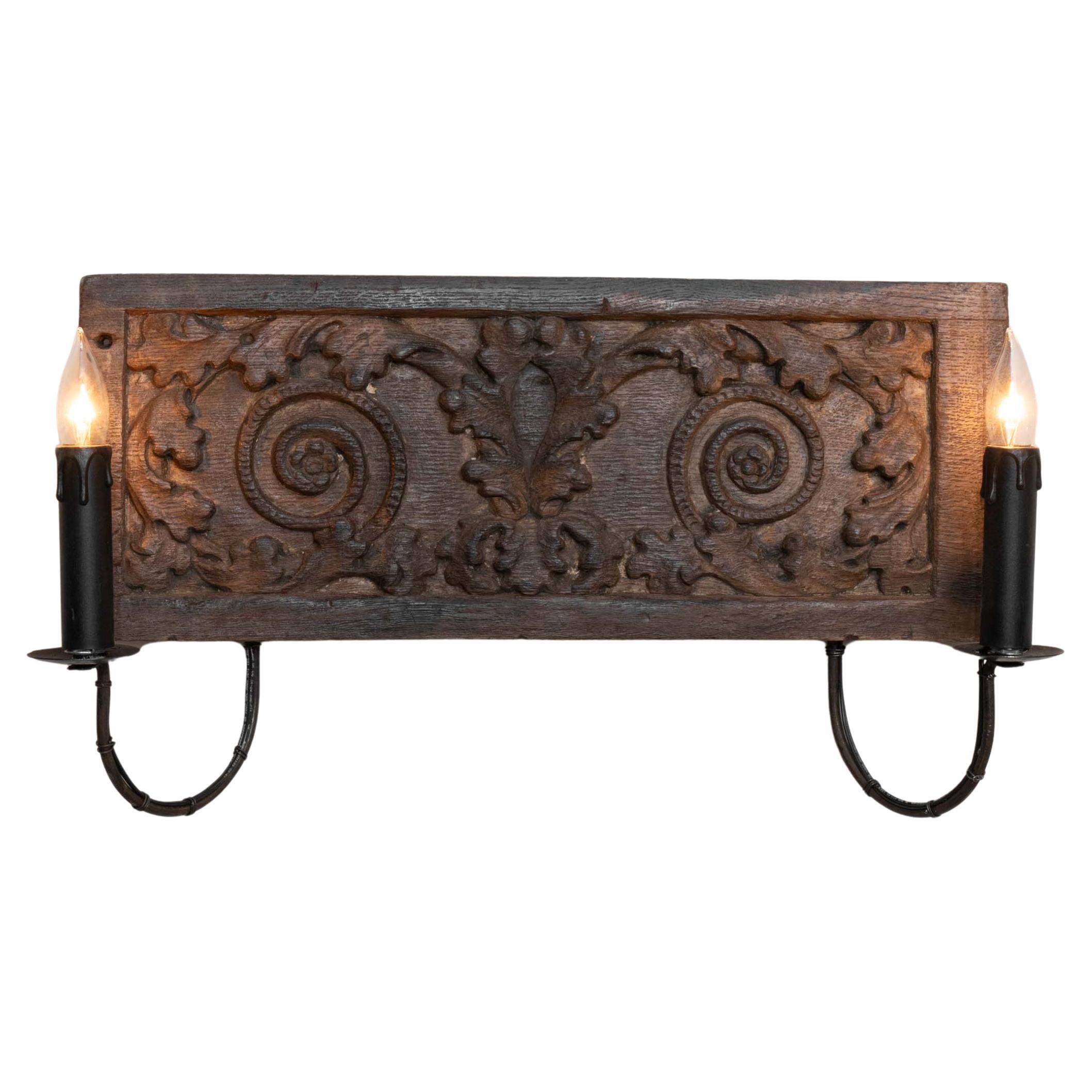 Lámpara de pared francesa del siglo XIX con panel de madera tallada en venta