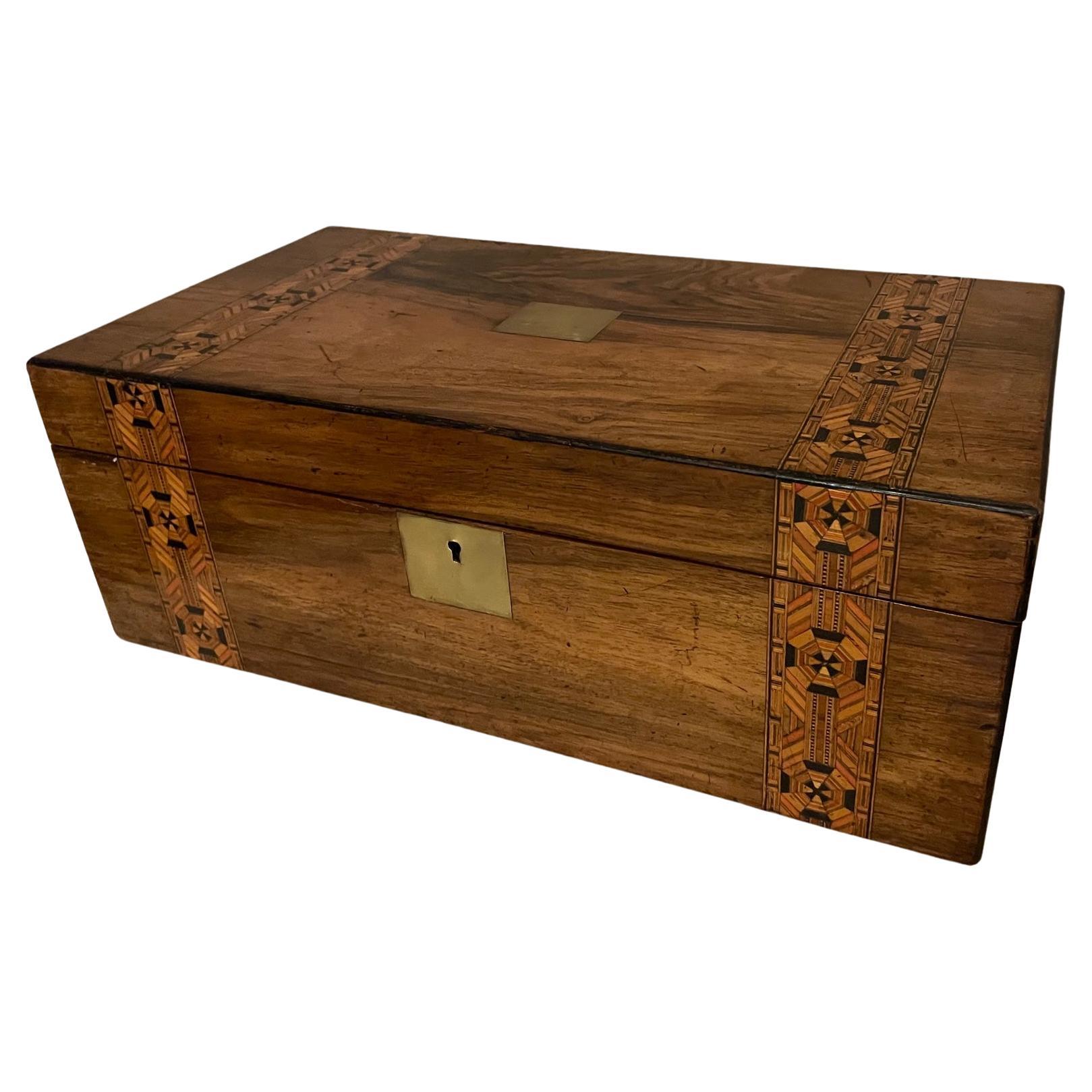 Caja de escritura francesa de nogal y latón del siglo XIX