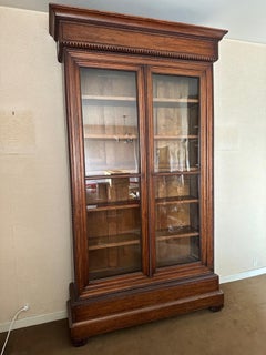 Vitrine en noyer et verre du XIXe siècle, années 1850