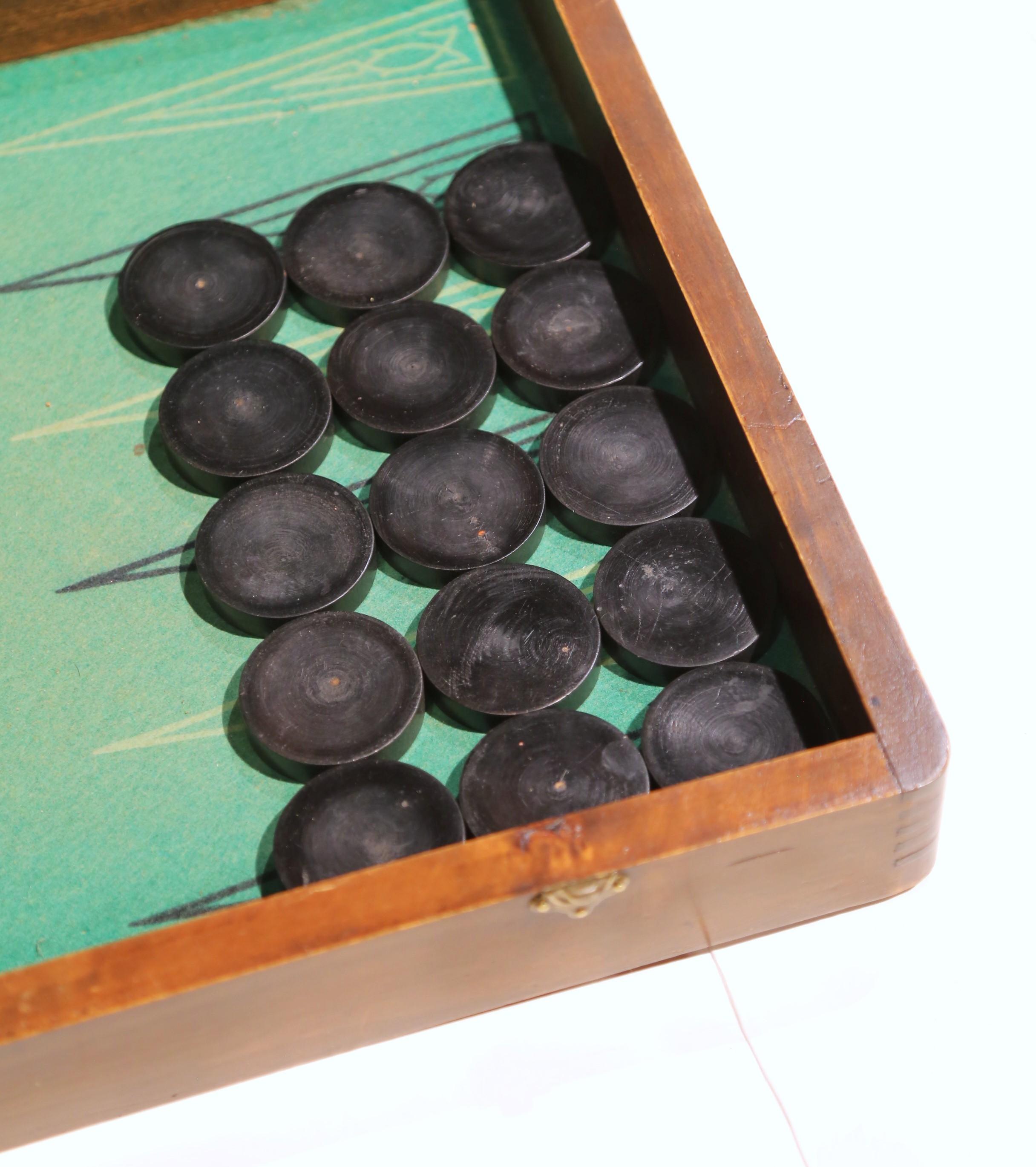 Caja de juego de damas y backgammon francés de nogal e incrustaciones del siglo XIX en venta 4