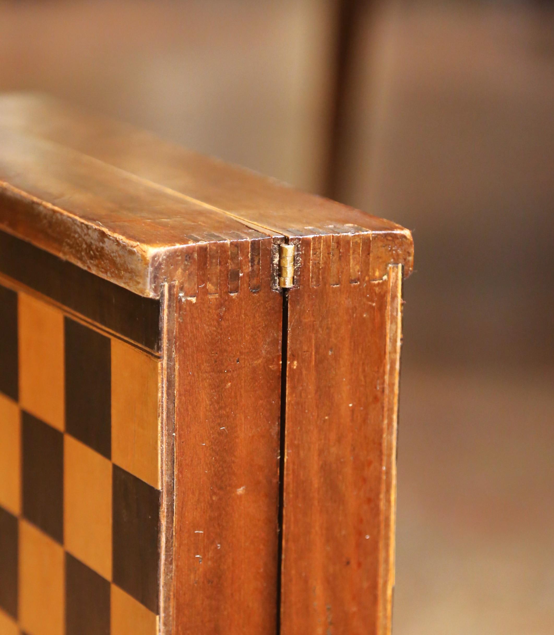 Caja de juego de damas y backgammon francés de nogal e incrustaciones del siglo XIX en venta 8