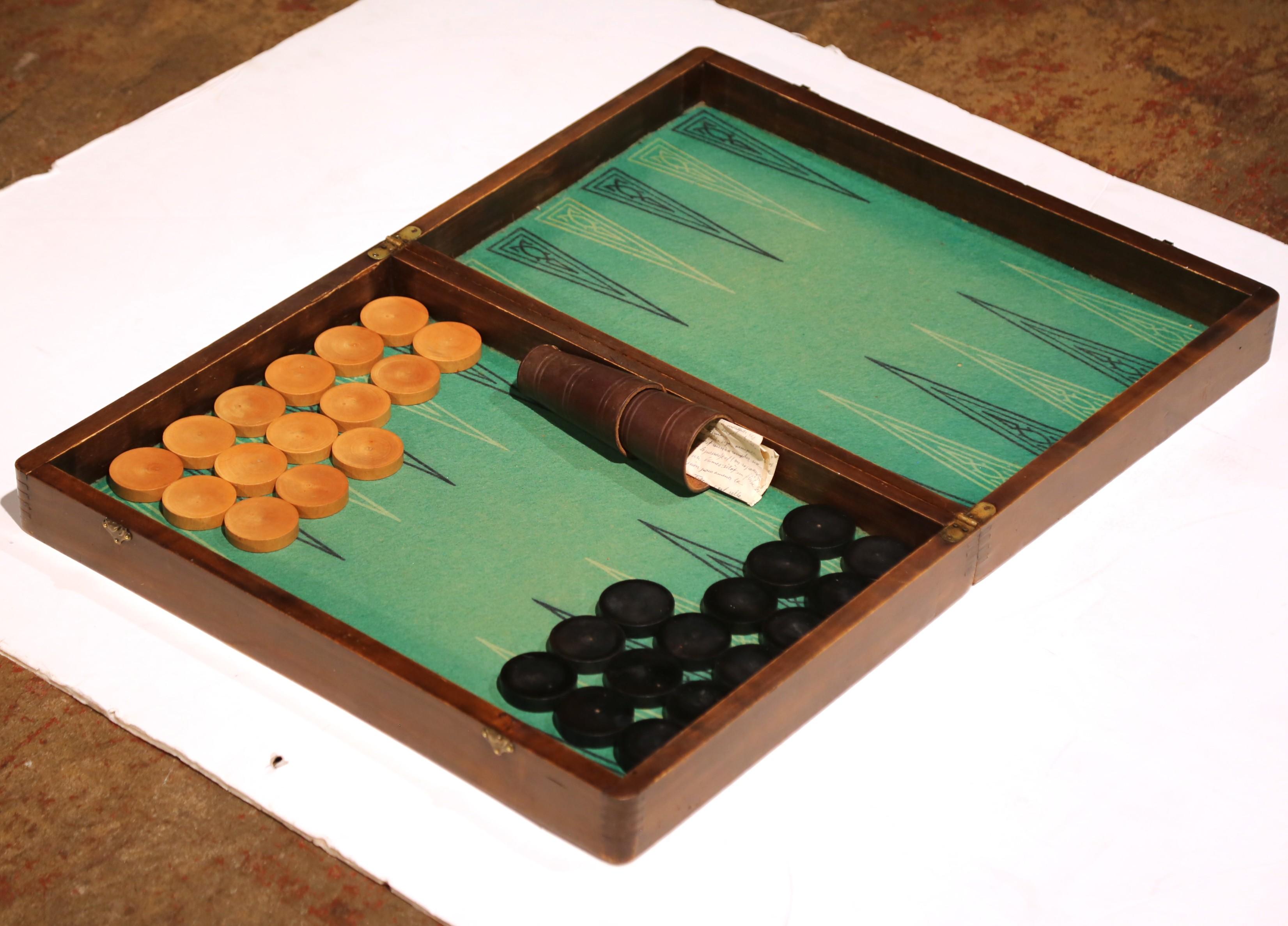 Caja de juego de damas y backgammon francés de nogal e incrustaciones del siglo XIX Francés en venta