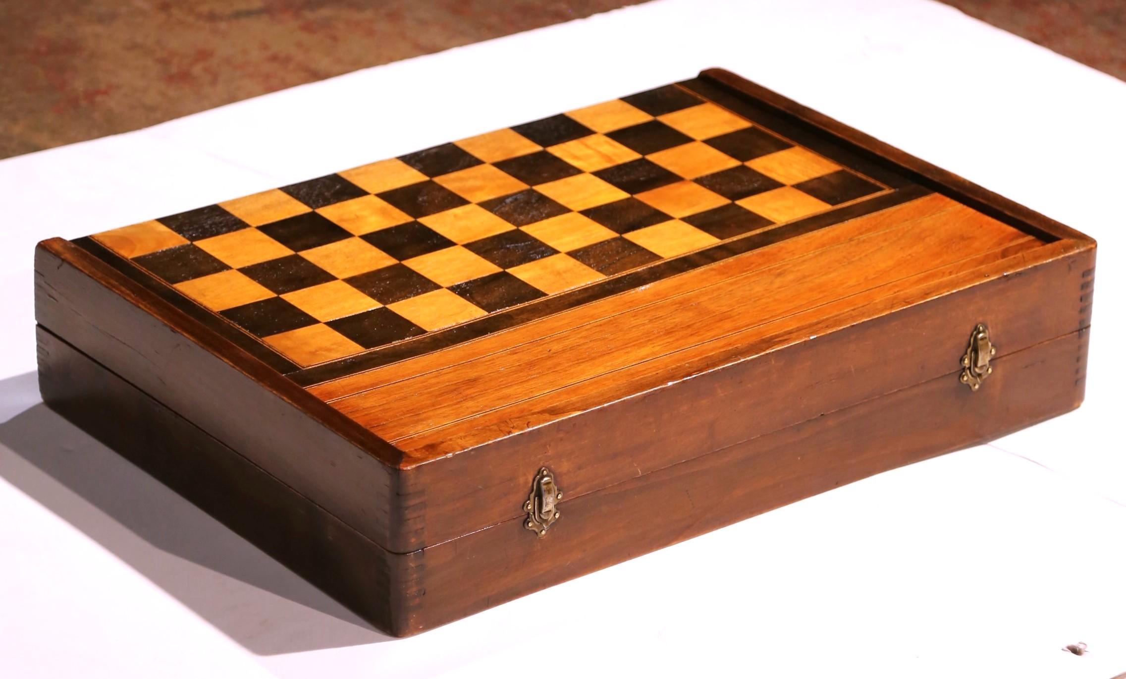 Caja de juego de damas y backgammon francés de nogal e incrustaciones del siglo XIX Hecho a mano en venta