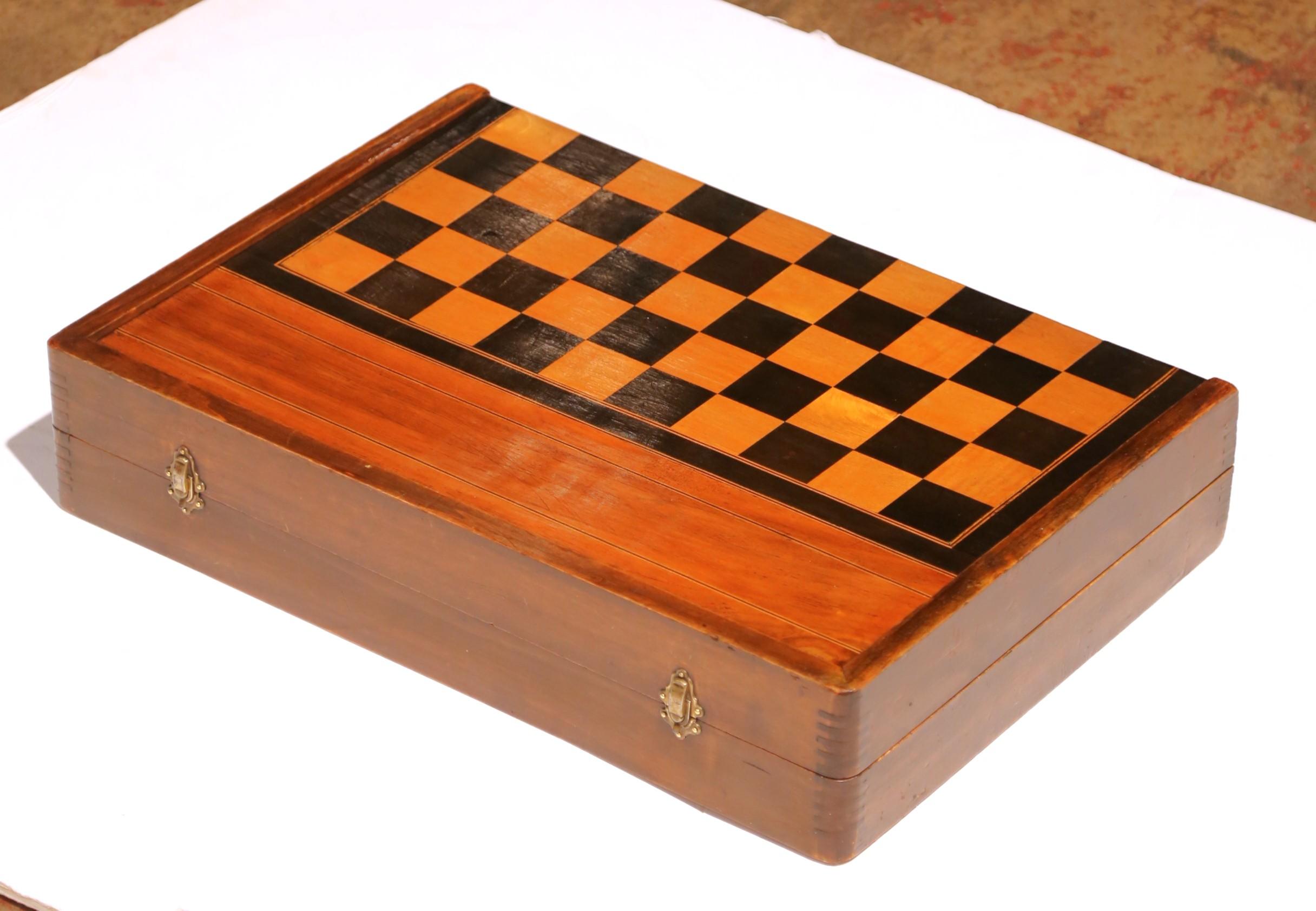 Caja de juego de damas y backgammon francés de nogal e incrustaciones del siglo XIX Fieltro en venta