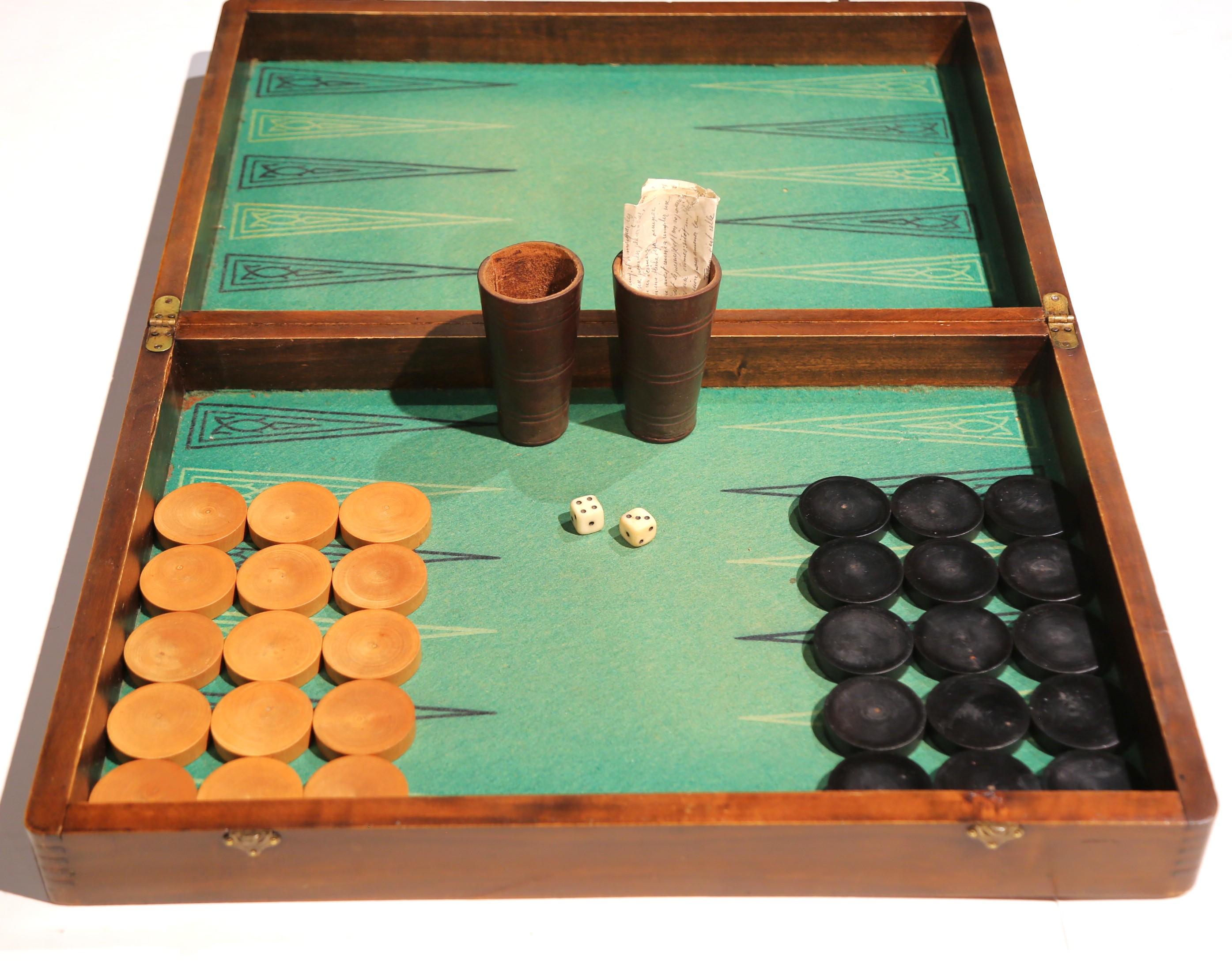 Caja de juego de damas y backgammon francés de nogal e incrustaciones del siglo XIX en venta 1