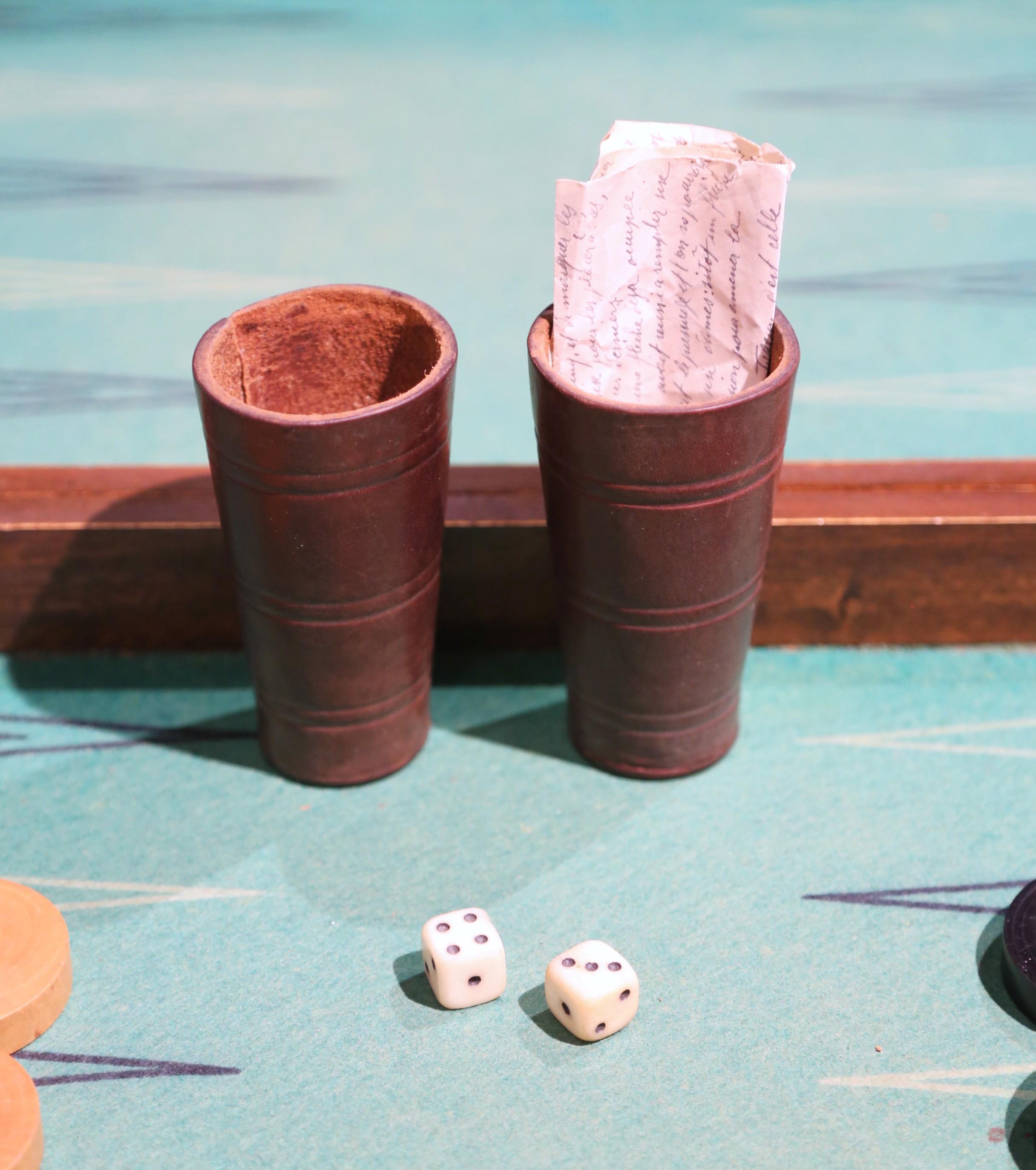 Caja de juego de damas y backgammon francés de nogal e incrustaciones del siglo XIX en venta 3