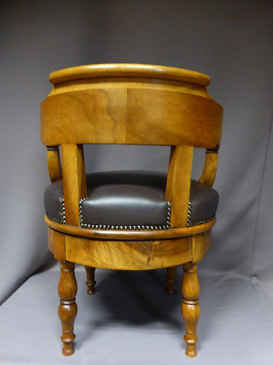 19th Century French Walnut and Leather Turning Office Armchair In Good Condition In LEGNY, FR