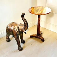 Tavolino da scacchi francese del XIX secolo con intarsio in noce e legno di limone