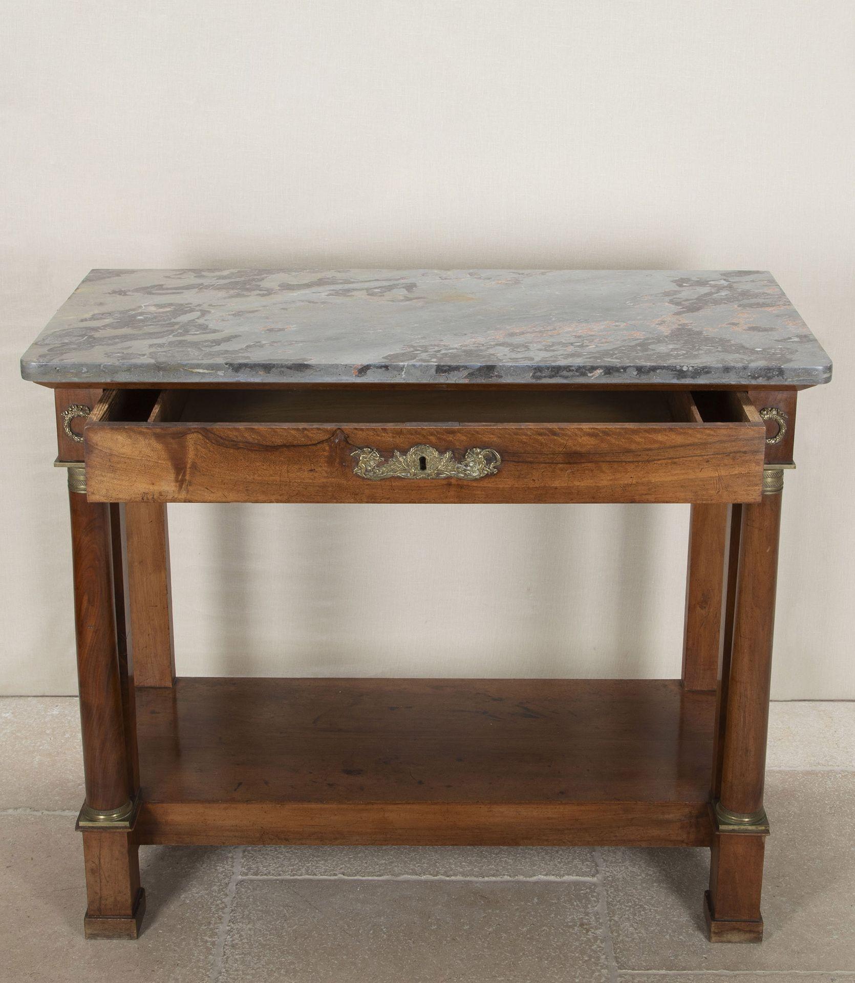 Consolle Impero francese del XIX secolo. Il tavolo conserva il piano originale in marmo spesso sopra una base in noce con un cassetto a fregio. Con colonne affiancate e una base a piattaforma, il tavolo è ulteriormente impreziosito dalle originali