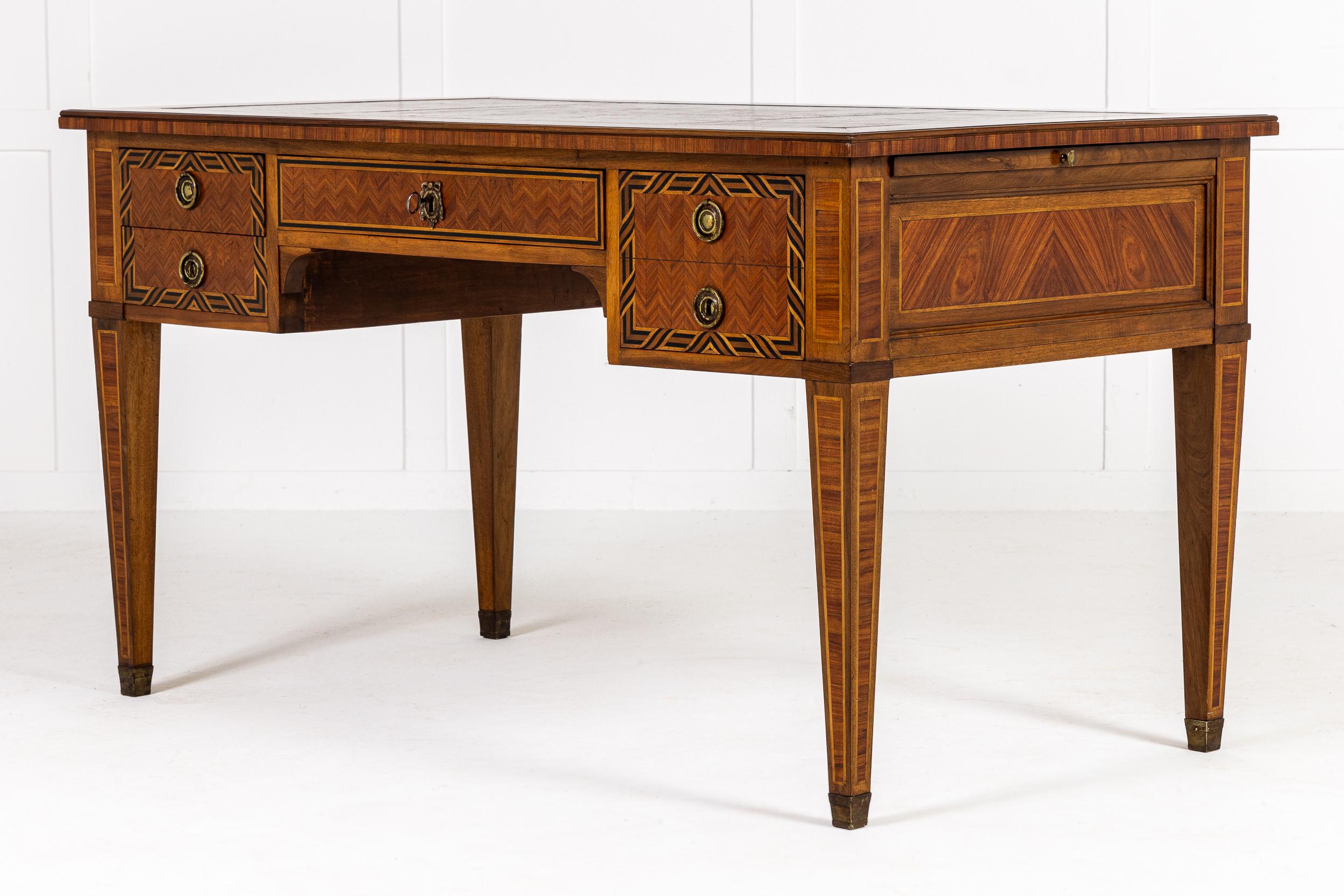 Tulipier Bureau francese del XIX secolo in legno di noce e tulipano intarsiato Plat in vendita