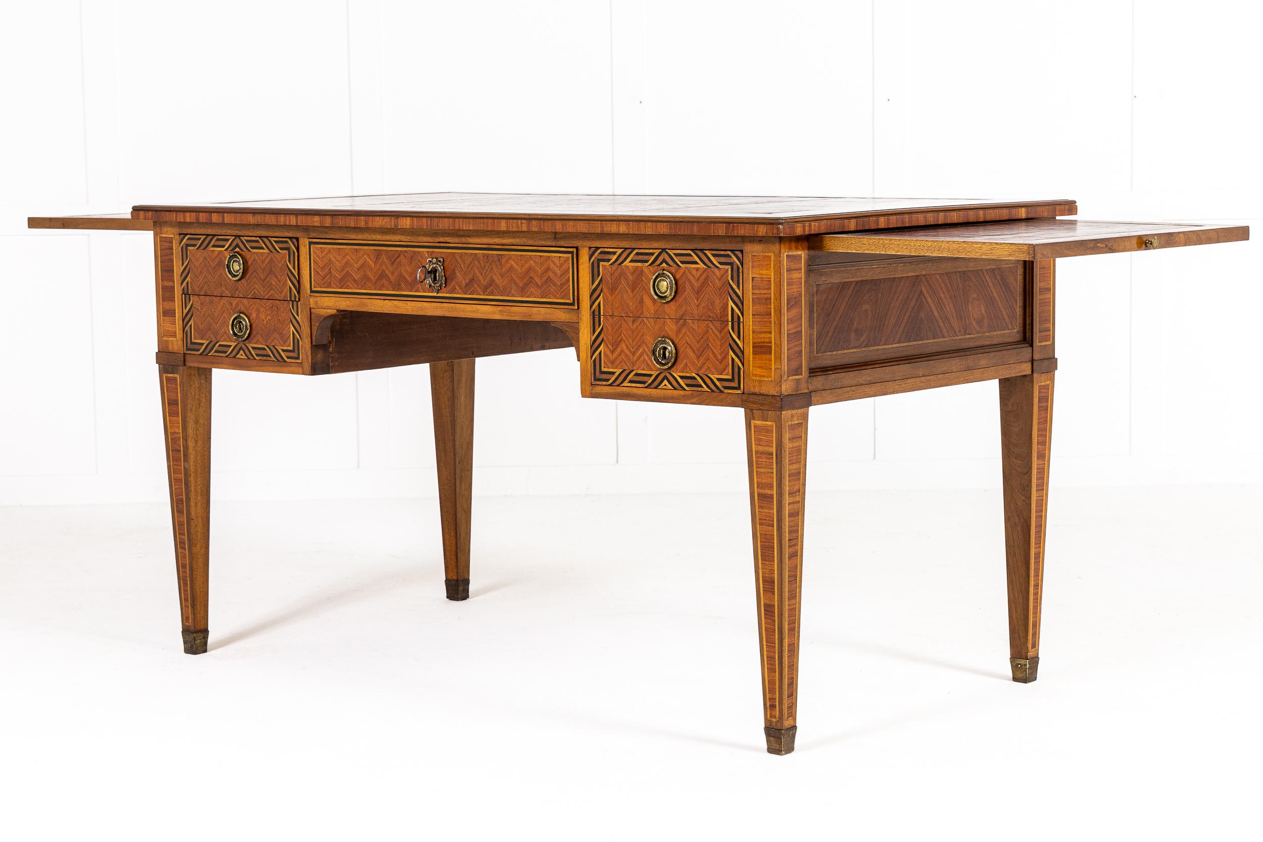 Bureau francese del XIX secolo in legno di noce e tulipano intarsiato Plat in vendita 1