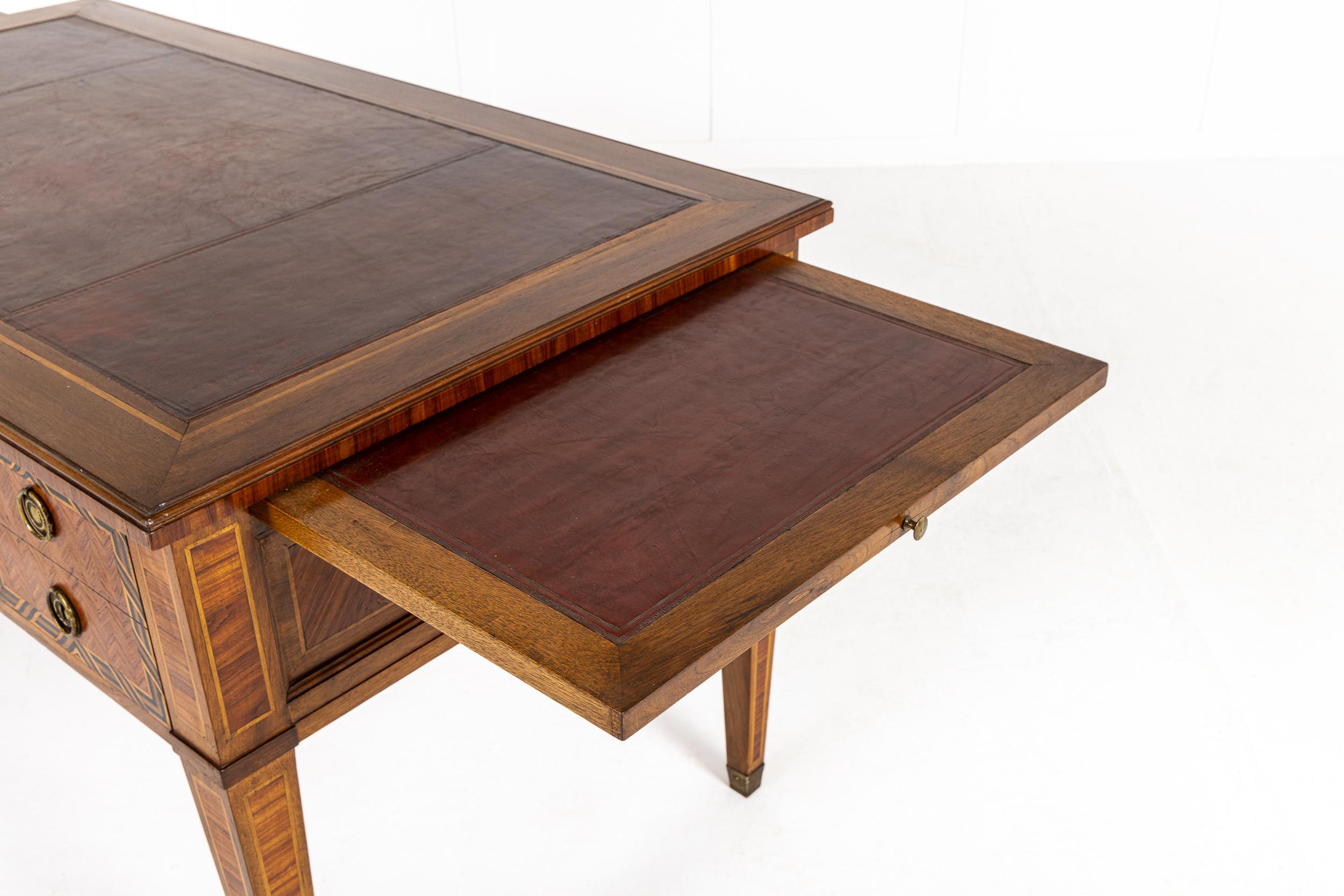 Bureau francese del XIX secolo in legno di noce e tulipano intarsiato Plat in vendita 2